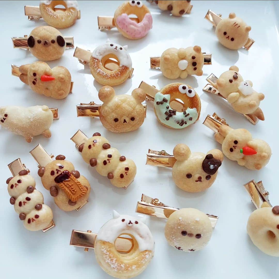 カリーノぱんのインスタグラム：「ヘアクリップも準備してます🍞👧  次のイベント↓  10/28 世田谷パン祭り(世田谷公園)  11/4　ヨコハマハンドメイドマルシェ(パシフィコ横浜)  11/11 デザインフェスタ(東京ビッグサイト)  委託販売　  10/27～　ミニチュアベーカリーの世界展 (TODAYS GALLERY STUDIO. 〒111-0053 台東区 浅草橋5-27-6 5F)  #カリーノぱん #ミンネ #minne #ミニチュア #ミニチュアパン #パン #miniture #bread #ブローチ #マグネット #パン雑貨 #パンブローチ #フェイクフード #トースト #動物パン #ヨコハマハンドメイドマルシェ #世田谷パン祭り #デザインフェスタ58 #ヘアクリップ」