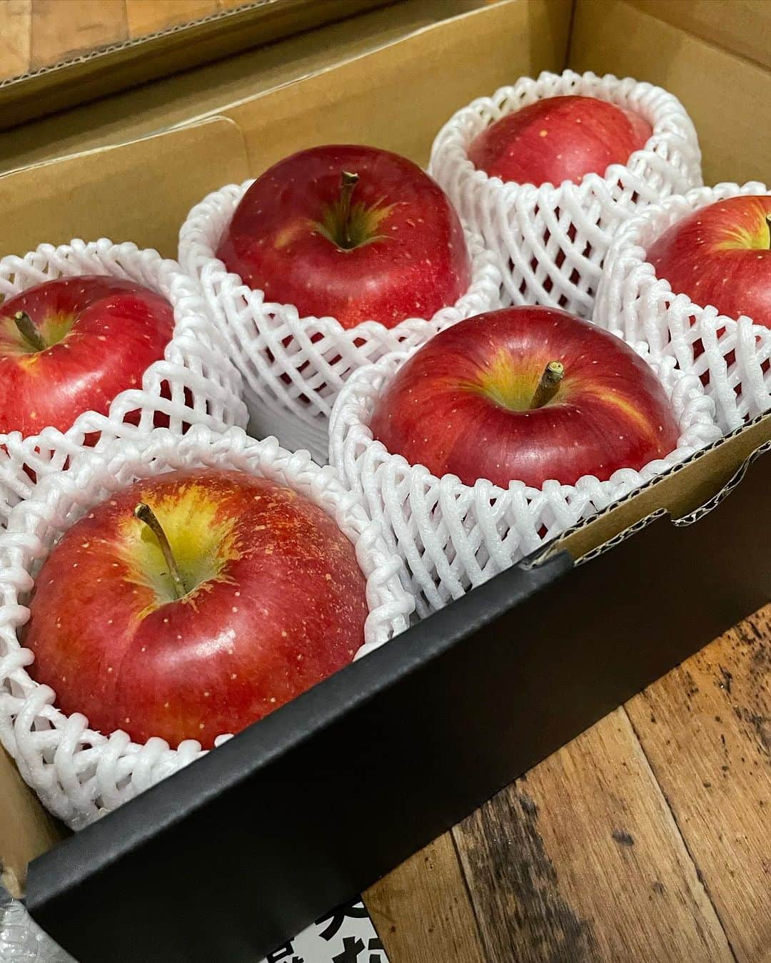 kamunaさんのインスタグラム写真 - (kamunaInstagram)「この美味しそうな大きな🍎は @appleart.n さまからご提供いただきました。 私はリンゴ大好きなのですが、好きになったのはインスタで知った🍎の生産者様の直売を食べてからです‼️  @appleart.n さまは伊勢神宮に奉納されるりんごを作られている信州立科町のりんご農園です。 立科町何度か行ったことありますが、リンゴの町です！今の季節の立科町の道の駅はりんごでいっぱい🍎😍 りんご直売🍎っていうのぼりもたくさん見かけます。 収穫してすぐに発送されたこのりんごはシナノスイートです。 シナノスイートは甘くてジューシーなリンゴで甘いりんごが好きな方向けです🍎 フルーツの嫌いな人ってあんまりいないかと思うんですが、身近なフルーツであるリンゴ🍎は口にする機会も多くみんな好きですよね。 でもスーパーで買ってくるりんごって収穫がいつされたものかわからなくて買ってきて食べたらボケてる事ないですか？ 水分が抜けちゃってシャキッとしてないリンゴっておいしくないですよねー。 なので生産者から直に届く果物ってすごくいいんです！誰が作っていつ収穫したのかわかるので消費者にとっても生産者にとっても、すごくいいんです❤️  今回は@appleart.n　さまにご提供していただきました。@appleart.n　さまありがとうございましたせ PR @appleart.n #リンゴ #旬の食材 #サンふじ #りんご好き #林檎 #秋の果物 #秋の果物大好き #フルーツ好き」10月23日 14時24分 - tansoku_love