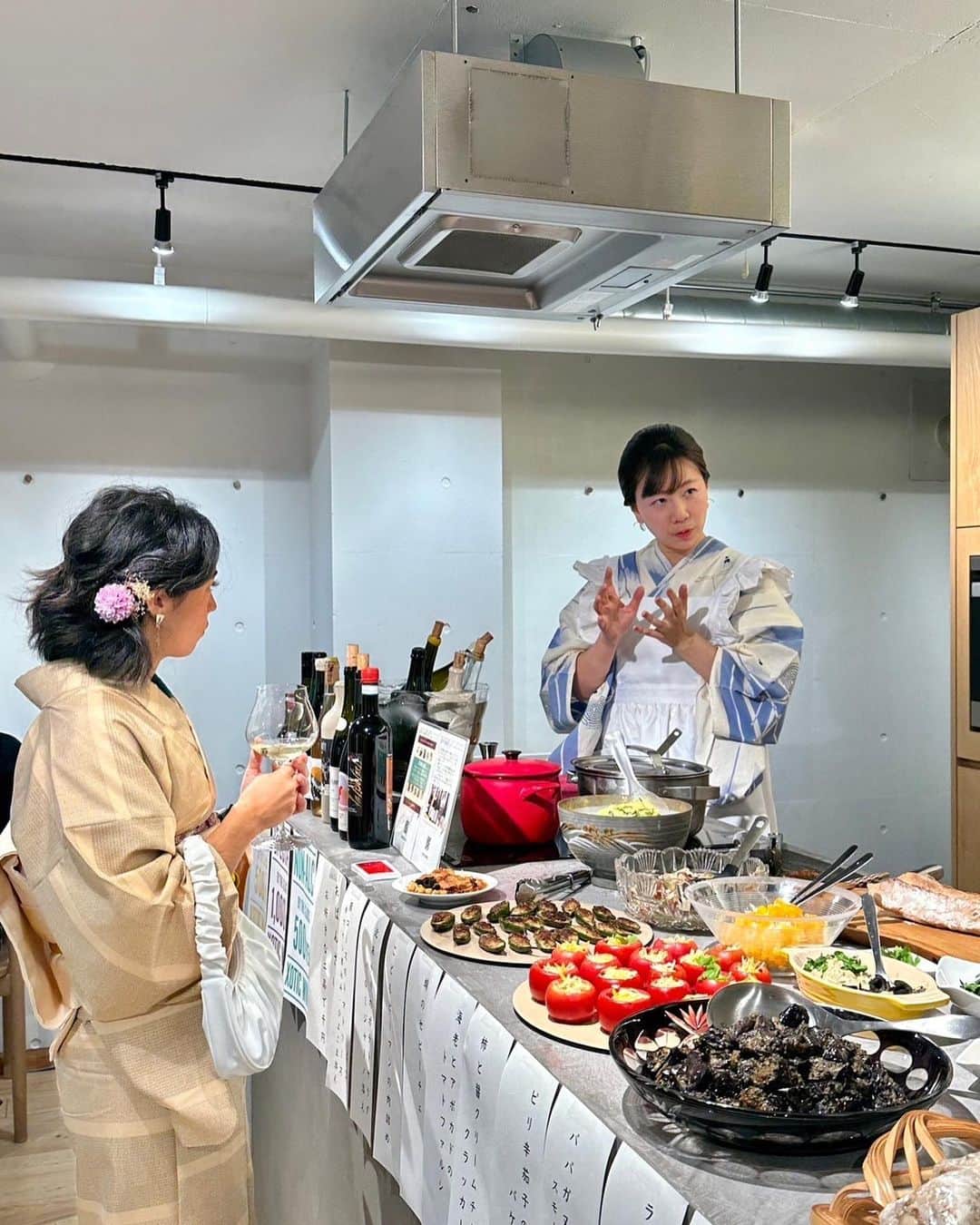 赤坂沙世さんのインスタグラム写真 - (赤坂沙世Instagram)「本物のナチュラルワインと秋のおばんざい屋さん🍂  おばんざい屋さん第二弾は、みほりんとゆかさんのお陰様様で大盛況でした☺️🌟 2人の浴衣姿が本当に綺麗で見てたら疲れもすっ飛んだ☺️  ゆかさんのワイン、どれもすごく美味しかったー😍私今までナチュラルワイン飲んで微妙だなって思った事何度もあったけど(笑),ゆかさんのセレクションはもちろんのこと、ワインのストーリーもたくさん聞けて本当に美味しくて素敵な経験ができました🍷✨  皆さんのお陰様でおばんざいも完売でした☺️ 会が始まる前に黙々とみほりんとDavidとお料理する時間がほーんと豊かだなぁと今回も感じた💓 みほりんの安定の落ち着きに助けられて今回もとてもスムーズに進んでいった✨いつもありがとう💞  改めて、昨日来てくださった方々ありがとうございました🍷💓 たくさんサポートしてくれたDavid, MSDA,ありがとうございました🌻」10月23日 19時20分 - sayoakasaka