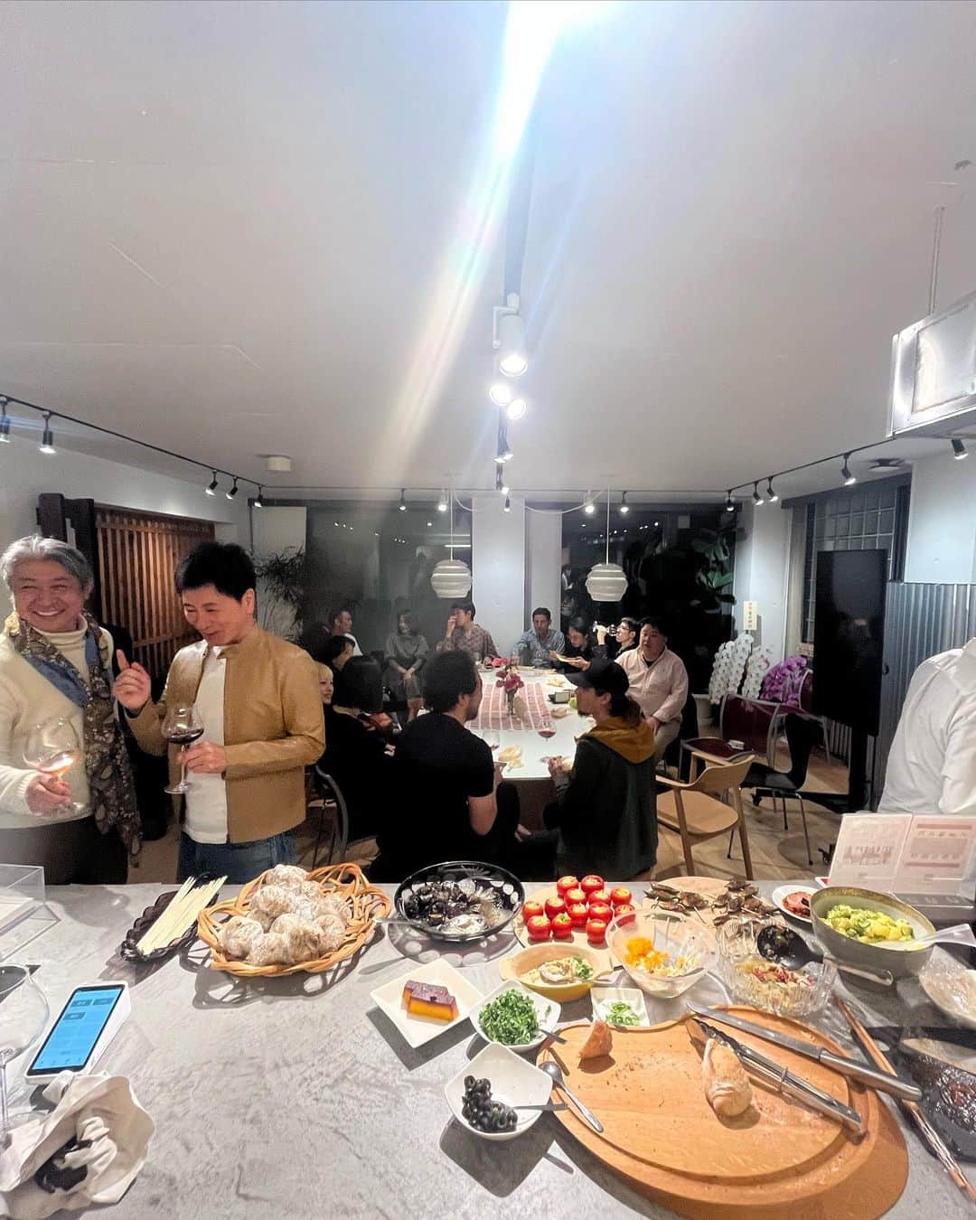 赤坂沙世さんのインスタグラム写真 - (赤坂沙世Instagram)「本物のナチュラルワインと秋のおばんざい屋さん🍂  おばんざい屋さん第二弾は、みほりんとゆかさんのお陰様様で大盛況でした☺️🌟 2人の浴衣姿が本当に綺麗で見てたら疲れもすっ飛んだ☺️  ゆかさんのワイン、どれもすごく美味しかったー😍私今までナチュラルワイン飲んで微妙だなって思った事何度もあったけど(笑),ゆかさんのセレクションはもちろんのこと、ワインのストーリーもたくさん聞けて本当に美味しくて素敵な経験ができました🍷✨  皆さんのお陰様でおばんざいも完売でした☺️ 会が始まる前に黙々とみほりんとDavidとお料理する時間がほーんと豊かだなぁと今回も感じた💓 みほりんの安定の落ち着きに助けられて今回もとてもスムーズに進んでいった✨いつもありがとう💞  改めて、昨日来てくださった方々ありがとうございました🍷💓 たくさんサポートしてくれたDavid, MSDA,ありがとうございました🌻」10月23日 19時20分 - sayoakasaka