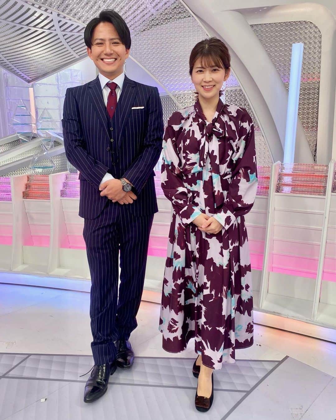 のインスタグラム：「きょうは日差しがたっぷりなので日中は上着いらずで快適に過ごせそうです。  空気が乾燥しているので、火の元にご注意ください。  竹内アナ トップス＆スカート　#lounie @lounie_jp  安宅アナ スーツ @hanabishihousei ネクタイ  #FAIRFAX  #島田彩夏 #立本信吾 #安宅晃樹 #竹内友佳 #アナウンサー #フジテレビ #ライブニュースデイズ #livenewsdays #ファッション #コーディネート」