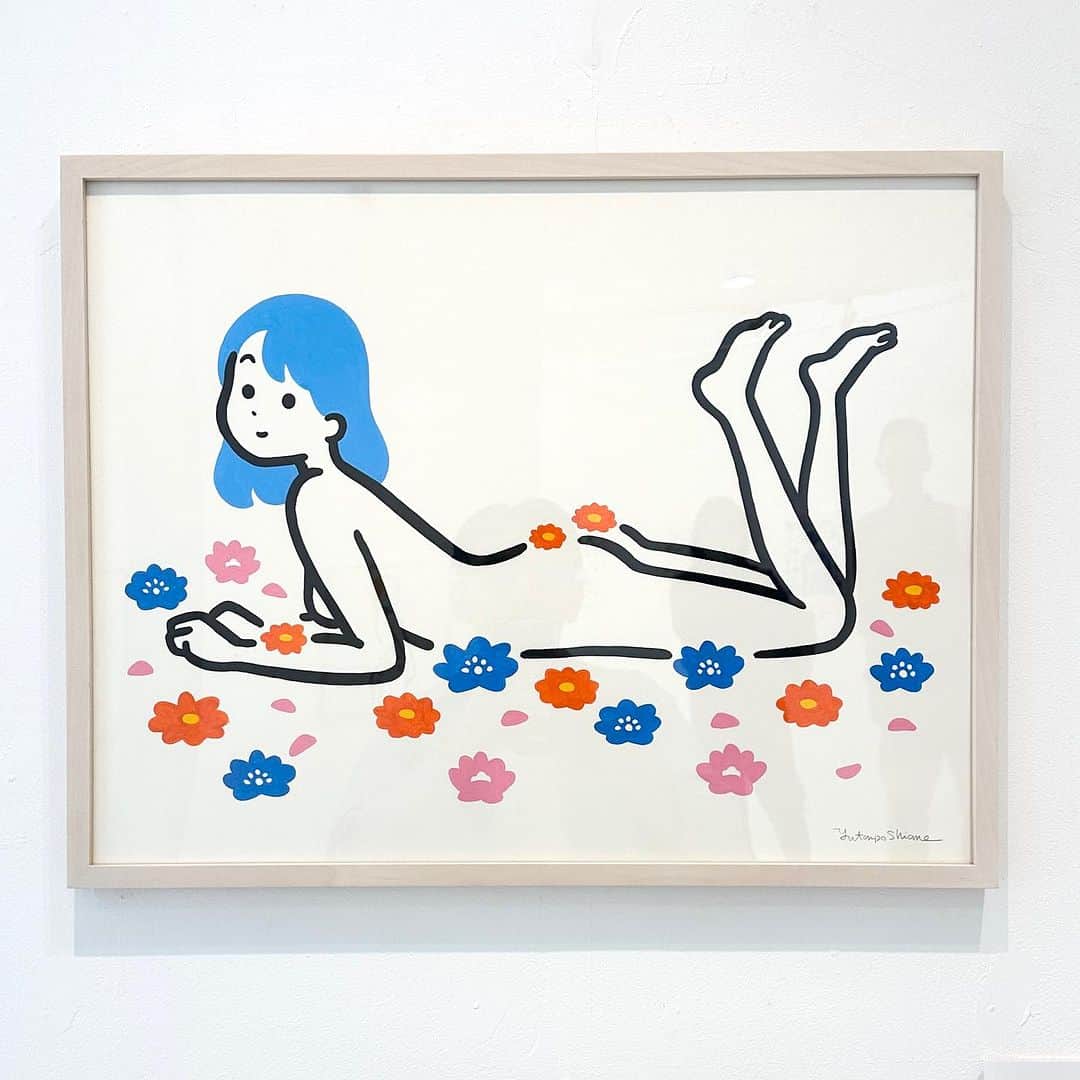白根ゆたんぽのインスタグラム：「お花の上で  個展「お花ばたけ」本日休廊日です。 また明日からよろしくおねがいいたします。  白根ゆたんぽ個展 「お花ばたけ」 10/17(火)－10/29(日) Popularity gallery & studio 11:00–19:00／月曜定休／入場無料／最終日17:00まで @popularity_gallery_studio」