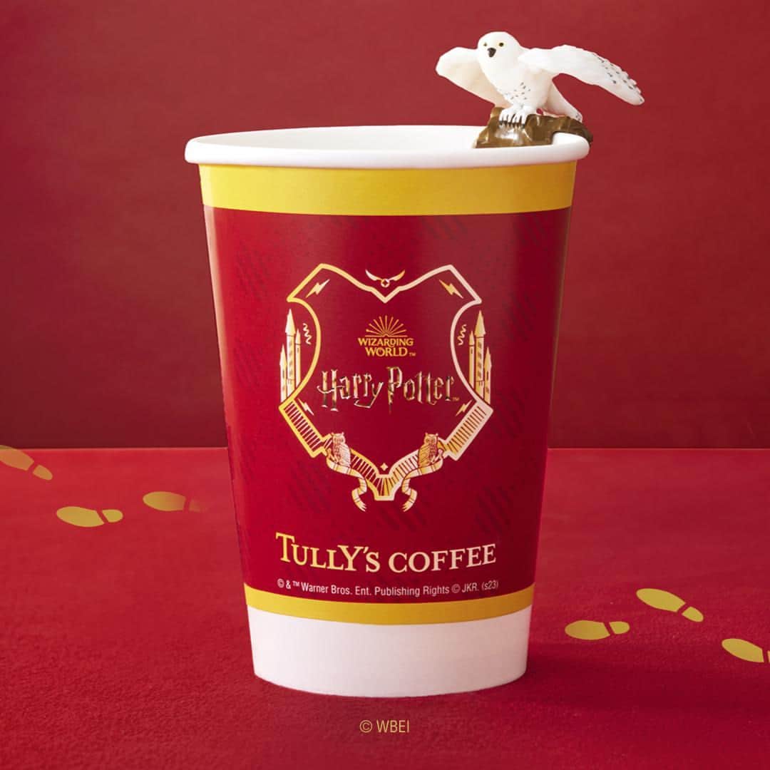のインスタグラム：「🦉 ＊゜ ＿＿＿＿＿＿＿＿⚡   カップアクセサリー（ヘドウィグ）  🏰＿＿＿＿＿＿＿＿＿＊゜   翼を広げたかわいらしい ヘドウィグがカップにとまります✨  ⁡ ドリンクと一緒に ヘドウィグをお迎えしませんか♪   ⁡  ※対象ドリンクとセットのみご購入いただけます  【対象ドリンク】  「ウィーズリー ナッツブリトルラテ」  「爆発ボンボンミルクティー」⁡   ※お1人様1杯につき1個、2杯までとさせていただきます。  ※予約販売、電話等でのお取り置きはできません。   #タリーズハリポタコラボ #タリーズ #ハリポタ #ハリーポッター」