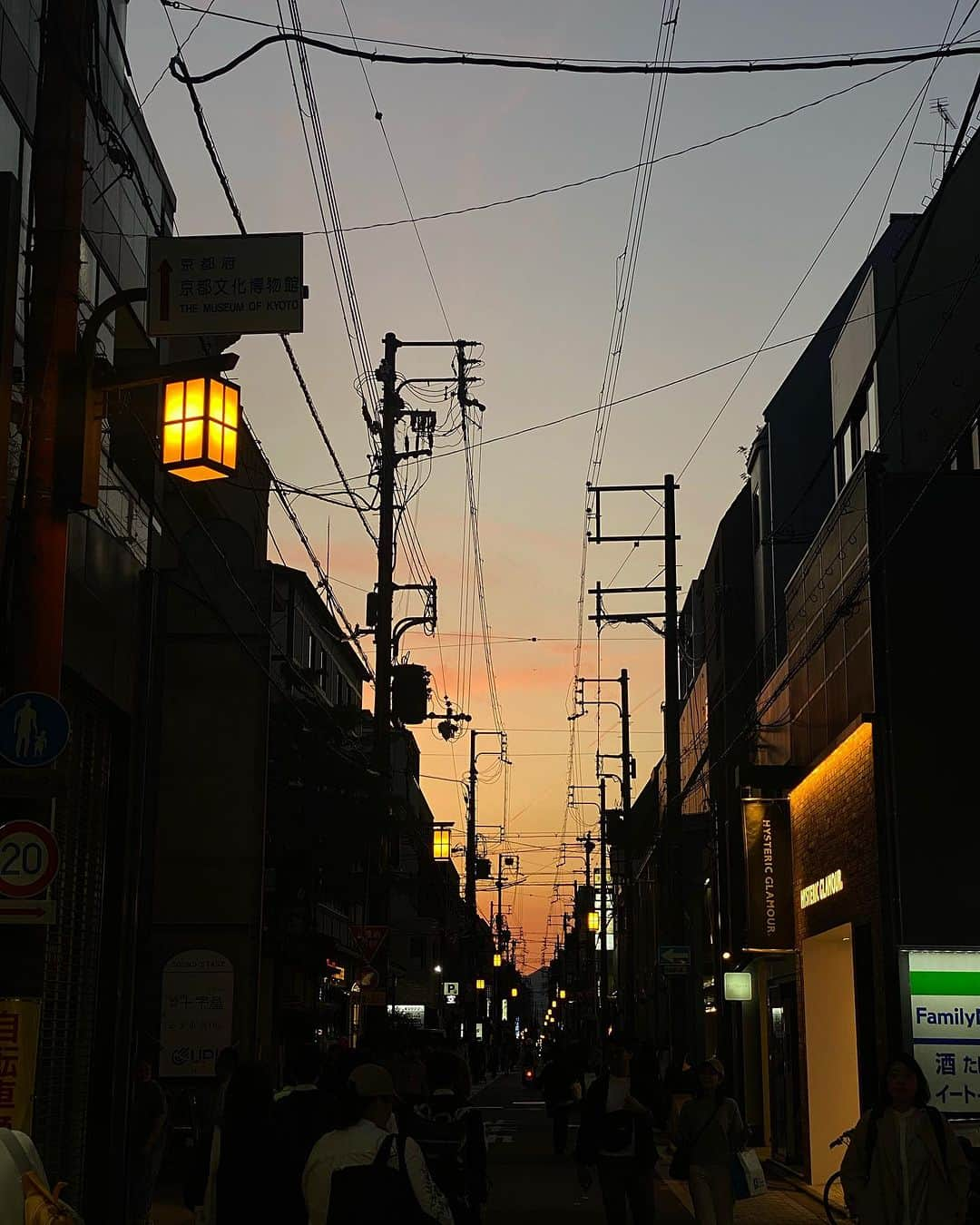 Lisa Halimさんのインスタグラム写真 - (Lisa HalimInstagram)「Kyoto🌾 10枚じゃ載せきれない。 一人で旅するたびに、 一人ではないのだなぁと実感します。 あと、カメラ買おう。  #kyoto」10月23日 14時31分 - lisahalim