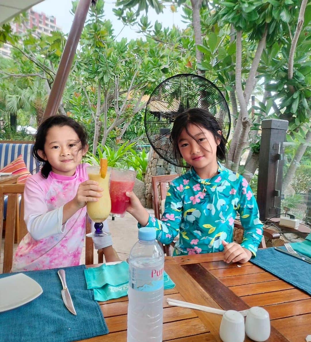 小林明実のインスタグラム：「かわいいガールズ💕  子供達も楽しめるタイ🇹🇭✨ 滑り台がいっぱいあるプールで 子供も大人も楽しめる✨  しっかりお勉強させてからの 素敵な夕日に大満足でした✨  #タイ #パタヤ」