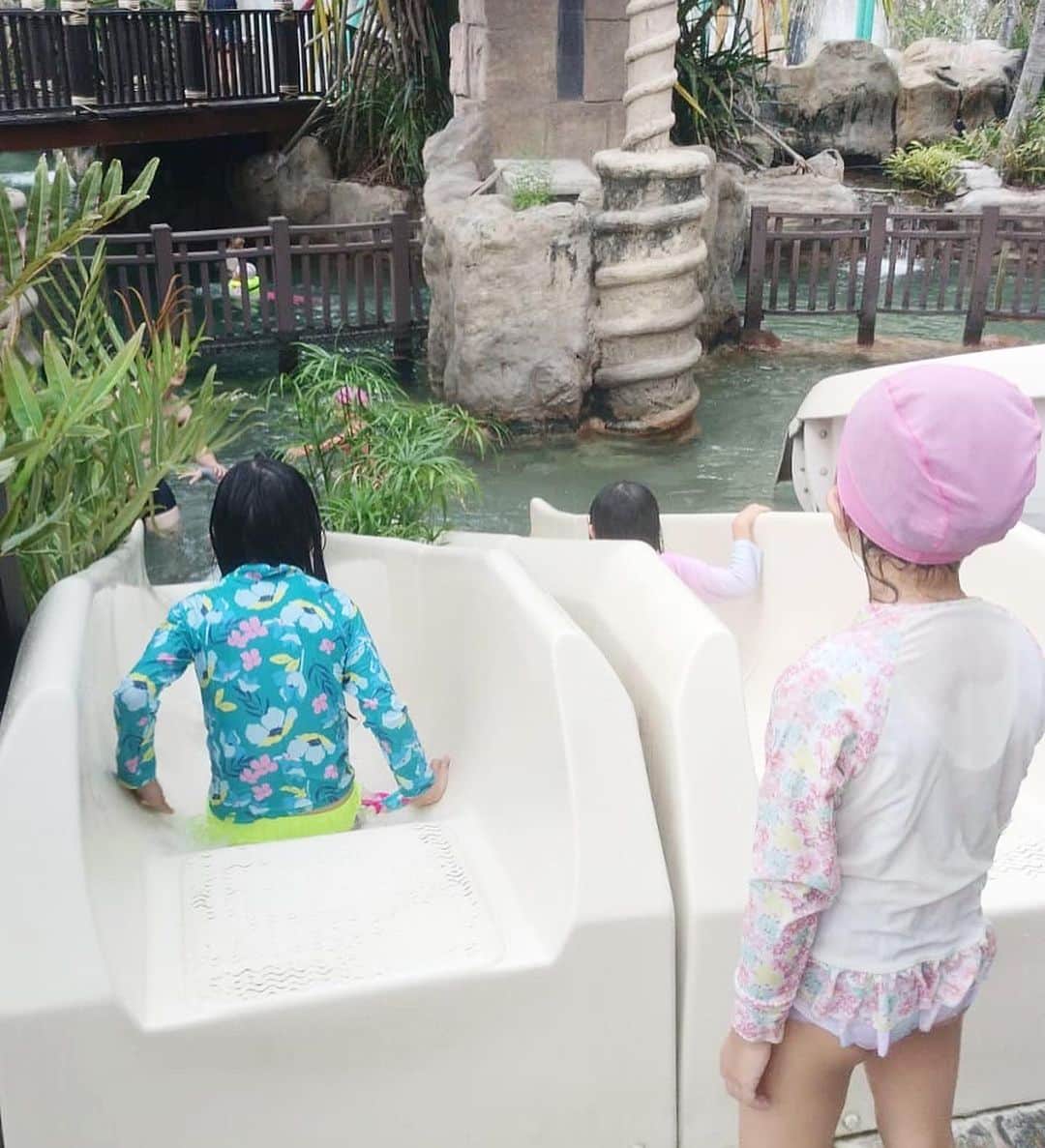 小林明実さんのインスタグラム写真 - (小林明実Instagram)「かわいいガールズ💕  子供達も楽しめるタイ🇹🇭✨ 滑り台がいっぱいあるプールで 子供も大人も楽しめる✨  しっかりお勉強させてからの 素敵な夕日に大満足でした✨  #タイ #パタヤ」10月23日 14時41分 - akemi.1177