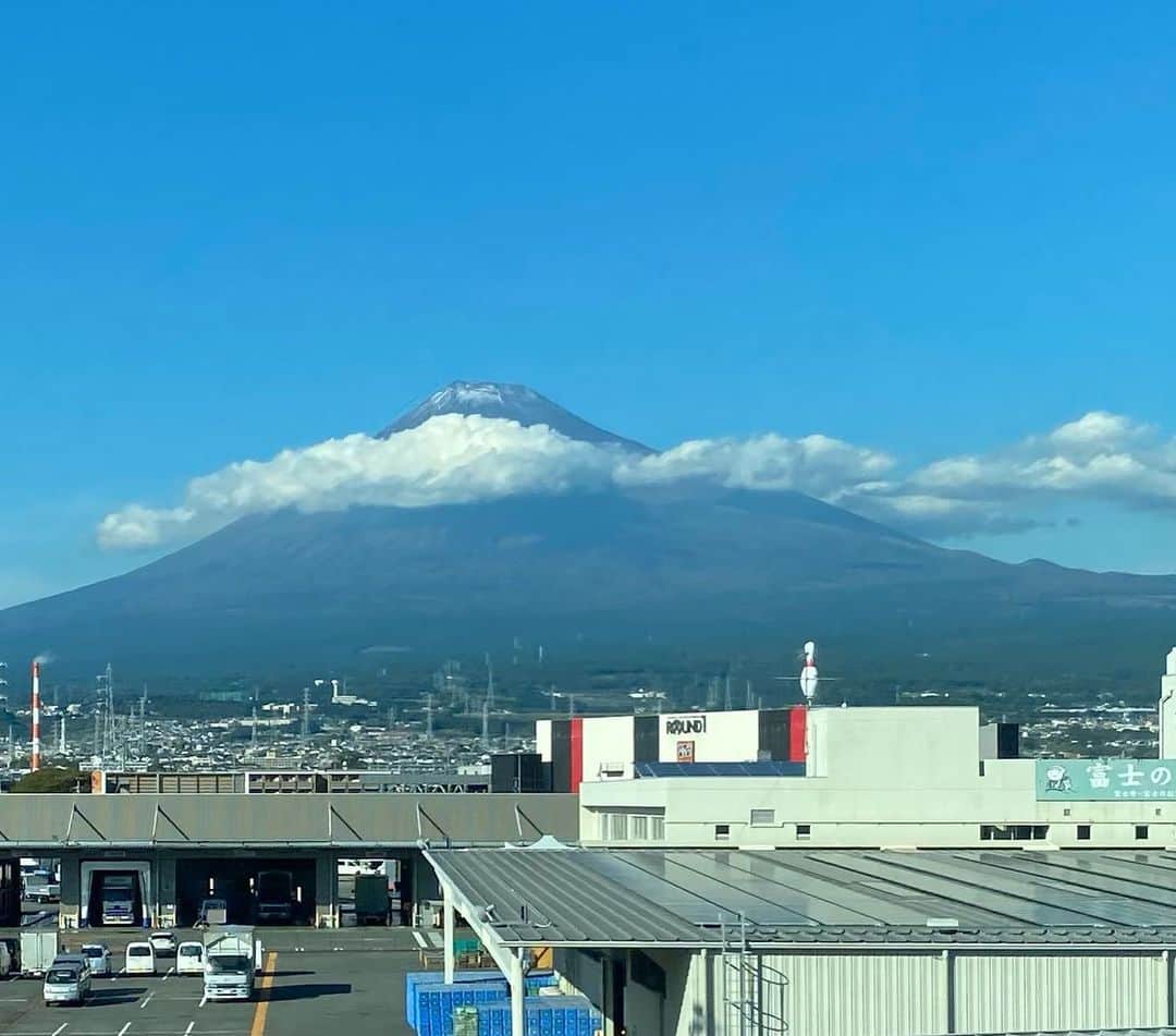 のインスタグラム：「秋晴れの美しい富士山」