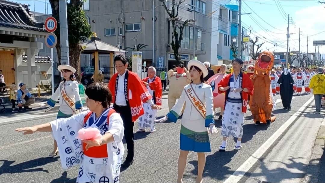 kagoshima_lixil_fudosanさんのインスタグラム写真 - (kagoshima_lixil_fudosanInstagram)「第44回谷山ふるさと祭がありました。 下鶴市長や鹿児島親善大使の方も楽しそうに参加されていました。 40組2000人を超える総踊りで迫力満点でした。 沿道にもたくさんの店が並び笑顔いっぱいの1日でした。  当社ルームコンサルティング谷山支店の前も歩行者天国となりキッチンカーが並びたくさんの人で溢れていました。 ✨谷山の皆様✨ 不動産のことならぜひご相談くださいませ 🏠谷山店🏠 鹿児島市谷山中央4丁目4824 TEL.099−230−7544  #鹿児島市 #鹿児島 #谷山ふるさと祭り #谷山 #踊り #パレード #鹿児島市長  #下鶴市長 #かごしま親善大使  #谷山賃貸 #谷山売買 #リクシル不動産ショップ  #lixil不動産ショップ  #ルームコンサルティング」10月23日 14時37分 - kagoshima_lixil_fudosan_arata