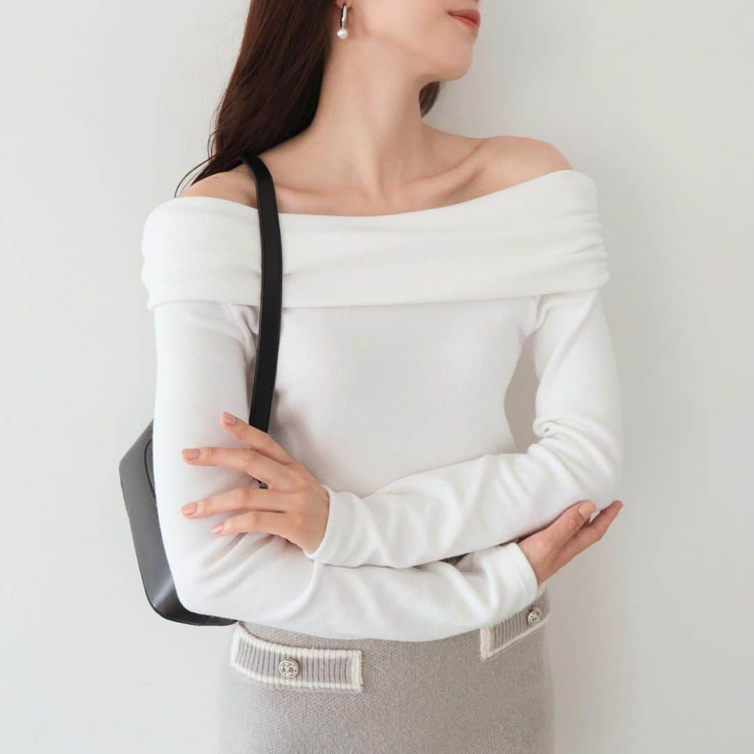 デュラスアンビエントのインスタグラム：「#オフショルダーロングスリーブトップス <White, Gray, Black>  デイリーに使える、女度高めなオフショルニット。 大胆な肌見せが叶うオフショルデザインは、ずれ落ちないよう平ゴムを全周に施すことで、フィット感のある着心地に。  #バイカラージャガードニットミニスカート <Off white, Gray, Black>  バイカラーが映える、遊びをきかせたニットスカート。 縁取りをバイカラーにすることで、まるで2Dのような顔つきが目新しい。  ＿＿＿＿＿＿＿＿＿＿＿ ✔︎ @ambient_styling #AMBIENT #ambient_official #ambientstyle #アンビエント #秋コーデ #オフショルダー #デート服」