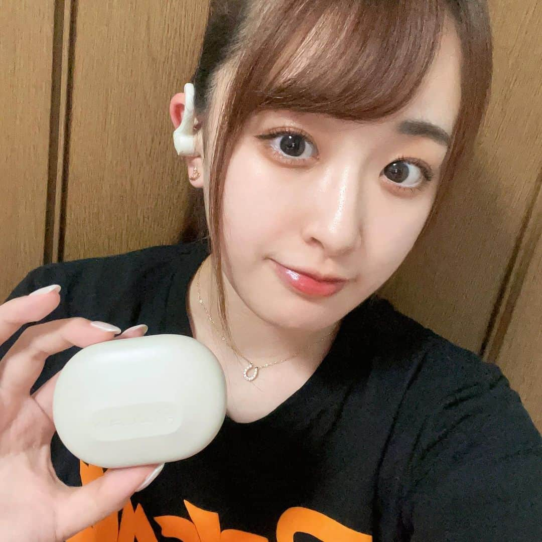 尾上萌楓さんのインスタグラム写真 - (尾上萌楓Instagram)「. .  @jlab.Japan 様より 「GO AIR  SPORT TRUE WIRELESS EARBUDS」 をいただきました！  耳から落ちにくい形状で、スマホがなくても音量を上げたり 次の音楽を再生したりできるのがいいな〜と思いました🎶 ケースにUSBのコードがついてるのも便利！！  カラーは6色で私はサンドというカラーです🤍  #jlab #jlabjapan #yourkindoftech #pr #ワイヤレスイヤホン #プロボウラー #尾上萌楓」10月23日 14時38分 - moeka_94