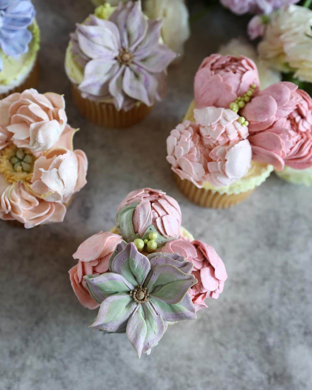 청담 수케이크 (atelier soo)さんのインスタグラム写真 - (청담 수케이크 (atelier soo)Instagram)「ㅡ 🇺🇸 Orlando class. A class For more information  @taeyeon_chef ㅡ  #buttercream #flowercake  #flowercupcake  #vanilacake」10月23日 14時44分 - soocake_ully