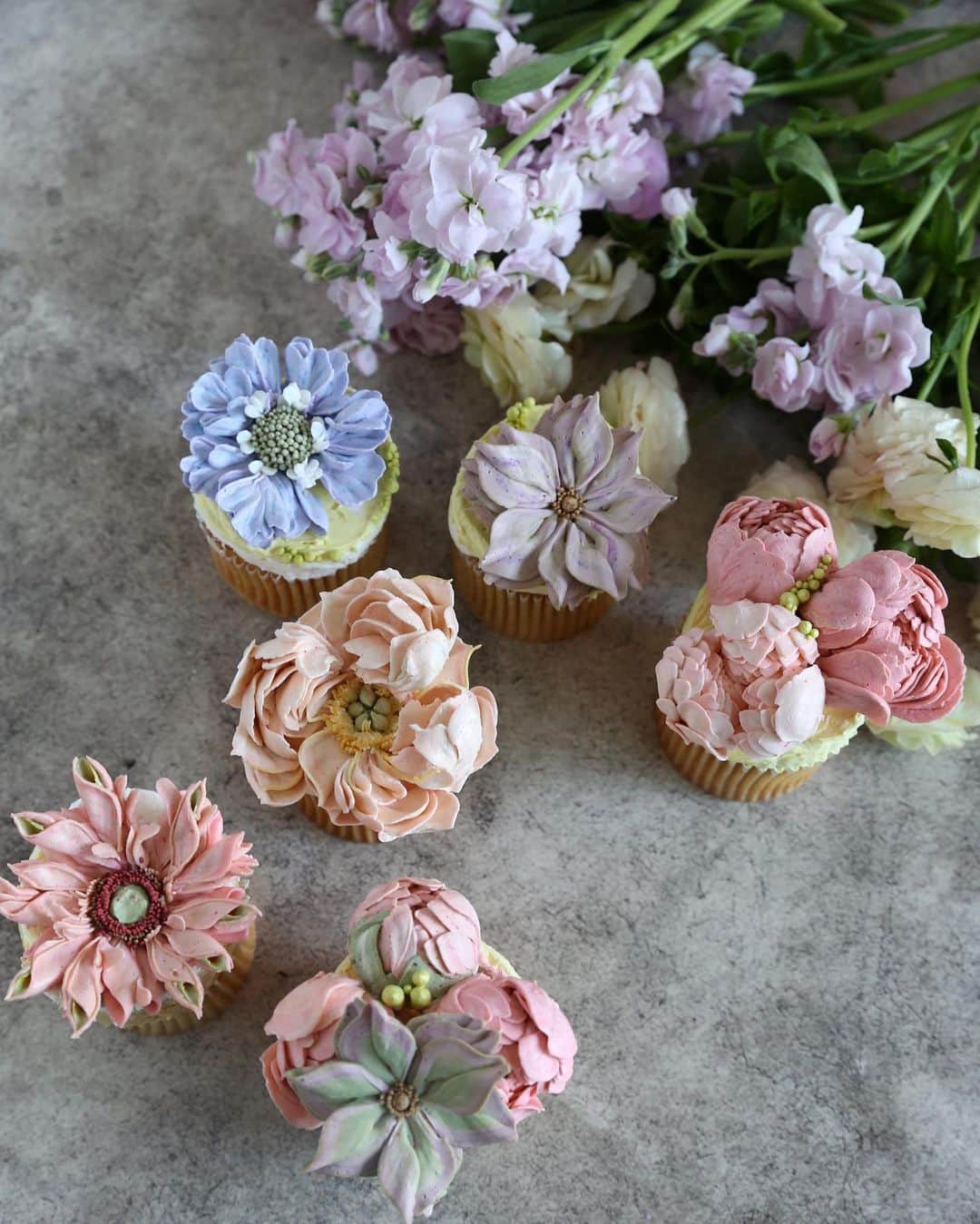 のインスタグラム：「ㅡ 🇺🇸 Orlando class. A class For more information  @taeyeon_chef ㅡ  #buttercream #flowercake  #flowercupcake  #vanilacake」