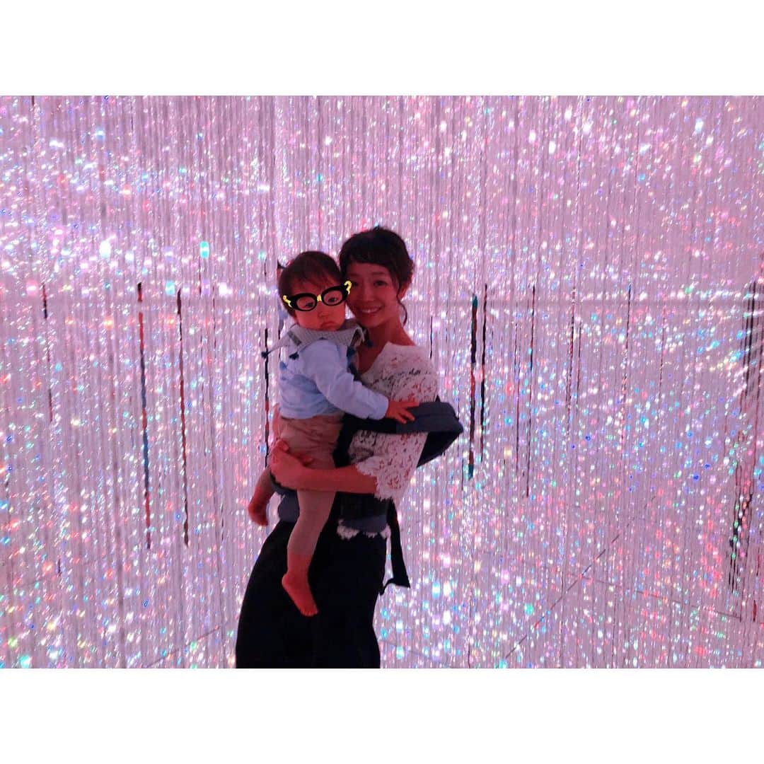 遠藤朋美さんのインスタグラム写真 - (遠藤朋美Instagram)「ここは、やっぱり、最高でした  ドディです、こんにちは  久しぶりにチームラボ豊洲様を訪れさせていただきました。  中西さんが誕生する前、大西さんと 何度も行ったチームラボ。  中西さん誕生後、バタバタしていたり 2人連れて行くのがなかなか大変だなぁ、と思い なかなか時間を見つけられずにいましたが やはり行きたい。 中西さんにもあの素敵な世界につれて行ってみたい。 中西さんがどんな反応するのか知りたい。 と思い 平日ちょっと心苦しながら大西さん保育園通学中に チームラボへ伺うことにしました。  久しぶりに行くチームラボですが 海外旅行者でいっっぱいで 衝撃でした。  海外へ来たかのようで 日本の方はさっと見回してみて50歳〜60歳くらいのおじさん〜おじいさんの二人組しかおらずでした。  さっそく靴下を脱いで流れる水で足を清めていきます。  相変わらずの、最初にしっかり足洗浄されるスタンスは とても良いです。  そして旅行者の方々が、中西さんといっしょだと 話しかけてくれるのでより楽しいです。  足を拭くところにて 「オーバーゼア」とかなんとか言ってさっと席をさっと譲ってくださる紳士なイギリス人っぽい旅行者と出会い あぁ ドディは日本の男性がそりゃ恋愛対象でばかりありましたが レディーファーストみたいな文化をもつお国の方々ってやはり素敵だなぁ。とか 思いつつ  この間も中西さんと階段前で佇んでいたら 旅行者の方がベビーカー運んでくれたことを思い出し  あ、いやでもバス乗ってると8割方誰かにベビーカー下ろすの手伝っていただいてるなぁとか思ったり  あぁ、世間って意外と明るいなぁ。 と、なんだか心がほっこりの連鎖が起きました。  はい、さっそく話が中断したので進みます。  進むとキラキラの照明ゾーンへ。  照明に手を伸ばす中西さん。  これこれ、こうゆう反応待っていました。  鏡に降りるのを気持ち嫌がっていましたが 色々なものに興味津々で とても楽しそうにしています。  中西さんお気に入りの場所はラストのお外の銀色のオブジェの置いてある作品部屋とお花のところでした。  落ちている葉っぱを拾ったり、お花を拾ったり とても楽しそうです。  そんなこんなでいつもお出かけすると大西さん優先ばかりしてしまいますが たまには中西さんの日、 きっと楽しんでくれた気がします。  大西さんもでしたが、チームラボに行くと刺激が入るためか 次の日くらいから語彙力が急に上がる気がします。  そんな子連れチームラバー、いらっしゃいます？かね？？  そんなこんなです。  PR @teamlab.planets #チームラボ #デートスポット #東京観光 #東京旅行 #teamlab #teamlabplanets #チームラボプラネッツ #豊洲  ◎ランニング日記◎  先週の記録をのせてしまいますが、 久しぶりに、久しぶりに、久しぶりに13km走りました。  とても嬉しかったです。  ドディはハーフマラソンにあまり出場したことがないため 何をしたら良いかいまいち不明、ということで フルマラソンの半分くらいの練習をしています。  そんなこんなで15kmのペース走しよう。 と思いつきました。  走っている途中でお昼寝から大西さん中西さんが起床したため途中で帰ることになりましたが、 とりあえず13.5kmはなんとかなりました。  9km過ぎたあたりから1km5:30きれて走れており 少しずつ足がつくられてきているんだなぁ。と、実感、嬉しいです。  ただ、あと8kmもつかと言われるとそれは不明です。  いや、でも、満足。満足です。  大会まであと1ヶ月きりましたが 楽#ドディ　#世界を走れドディ #ランニング女子 #ランニング  #マラソン #running #Marathon  #走るの好きな人と繋がりたい #宮古島　#宮古島ハーフマラソン #子連れ旅　#子育てママ #子育てママと繋がりたい」10月23日 14時44分 - aristocatsthe817