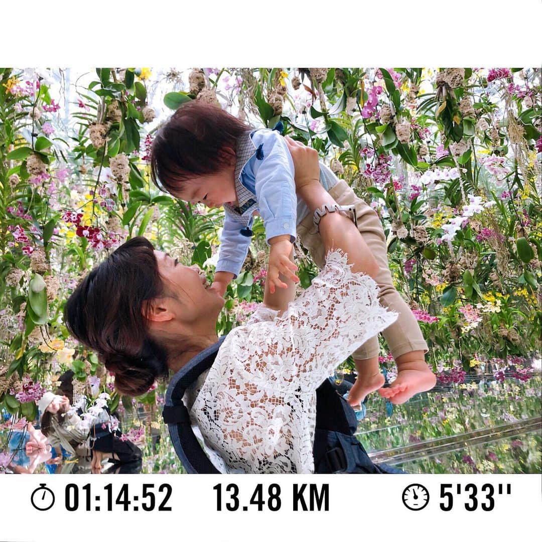 遠藤朋美のインスタグラム：「ここは、やっぱり、最高でした  ドディです、こんにちは  久しぶりにチームラボ豊洲様を訪れさせていただきました。  中西さんが誕生する前、大西さんと 何度も行ったチームラボ。  中西さん誕生後、バタバタしていたり 2人連れて行くのがなかなか大変だなぁ、と思い なかなか時間を見つけられずにいましたが やはり行きたい。 中西さんにもあの素敵な世界につれて行ってみたい。 中西さんがどんな反応するのか知りたい。 と思い 平日ちょっと心苦しながら大西さん保育園通学中に チームラボへ伺うことにしました。  久しぶりに行くチームラボですが 海外旅行者でいっっぱいで 衝撃でした。  海外へ来たかのようで 日本の方はさっと見回してみて50歳〜60歳くらいのおじさん〜おじいさんの二人組しかおらずでした。  さっそく靴下を脱いで流れる水で足を清めていきます。  相変わらずの、最初にしっかり足洗浄されるスタンスは とても良いです。  そして旅行者の方々が、中西さんといっしょだと 話しかけてくれるのでより楽しいです。  足を拭くところにて 「オーバーゼア」とかなんとか言ってさっと席をさっと譲ってくださる紳士なイギリス人っぽい旅行者と出会い あぁ ドディは日本の男性がそりゃ恋愛対象でばかりありましたが レディーファーストみたいな文化をもつお国の方々ってやはり素敵だなぁ。とか 思いつつ  この間も中西さんと階段前で佇んでいたら 旅行者の方がベビーカー運んでくれたことを思い出し  あ、いやでもバス乗ってると8割方誰かにベビーカー下ろすの手伝っていただいてるなぁとか思ったり  あぁ、世間って意外と明るいなぁ。 と、なんだか心がほっこりの連鎖が起きました。  はい、さっそく話が中断したので進みます。  進むとキラキラの照明ゾーンへ。  照明に手を伸ばす中西さん。  これこれ、こうゆう反応待っていました。  鏡に降りるのを気持ち嫌がっていましたが 色々なものに興味津々で とても楽しそうにしています。  中西さんお気に入りの場所はラストのお外の銀色のオブジェの置いてある作品部屋とお花のところでした。  落ちている葉っぱを拾ったり、お花を拾ったり とても楽しそうです。  そんなこんなでいつもお出かけすると大西さん優先ばかりしてしまいますが たまには中西さんの日、 きっと楽しんでくれた気がします。  大西さんもでしたが、チームラボに行くと刺激が入るためか 次の日くらいから語彙力が急に上がる気がします。  そんな子連れチームラバー、いらっしゃいます？かね？？  そんなこんなです。  PR @teamlab.planets #チームラボ #デートスポット #東京観光 #東京旅行 #teamlab #teamlabplanets #チームラボプラネッツ #豊洲  ◎ランニング日記◎  先週の記録をのせてしまいますが、 久しぶりに、久しぶりに、久しぶりに13km走りました。  とても嬉しかったです。  ドディはハーフマラソンにあまり出場したことがないため 何をしたら良いかいまいち不明、ということで フルマラソンの半分くらいの練習をしています。  そんなこんなで15kmのペース走しよう。 と思いつきました。  走っている途中でお昼寝から大西さん中西さんが起床したため途中で帰ることになりましたが、 とりあえず13.5kmはなんとかなりました。  9km過ぎたあたりから1km5:30きれて走れており 少しずつ足がつくられてきているんだなぁ。と、実感、嬉しいです。  ただ、あと8kmもつかと言われるとそれは不明です。  いや、でも、満足。満足です。  大会まであと1ヶ月きりましたが 楽#ドディ　#世界を走れドディ #ランニング女子 #ランニング  #マラソン #running #Marathon  #走るの好きな人と繋がりたい #宮古島　#宮古島ハーフマラソン #子連れ旅　#子育てママ #子育てママと繋がりたい」