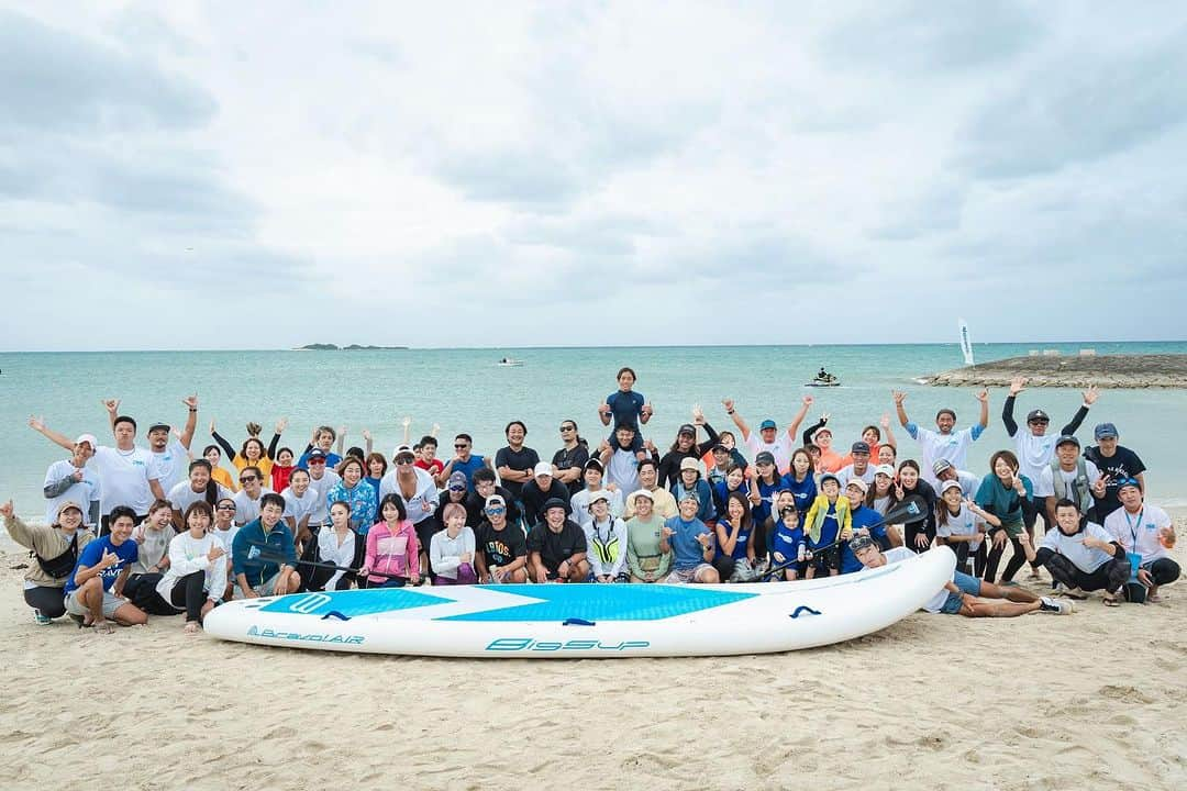 田中律子さんのインスタグラム写真 - (田中律子Instagram)「『CHURAUMI SUPRUN byプロラボ琉球』🌞🏄🌴 @estheprolabo_okinawa  @estheprolabo_official   イベント初日はBRAVOのBIG SUPレース🏄 @bravo_okinawa  BRAVO沖縄スタッフのみなさま、朝早くからありがとうございました🙏  5人1チームで1つのボードに乗って息を合わせて漕ぎます🙌🏼めっちゃ盛り上がりましたー‼️15チーム出場して敗者復活戦もありのトーナメント戦🔥  イベント冠スポンサーのエステプロラボもチームプロラボで参戦🏄安里会長とプロラボ琉球メンバーと頑張りましたー👏🏼  参加したほとんどの人がBIG SUP初体験😂それでもみんな上手に漕いでターンして戻ってこれるBIG SUP最高‼️  CHURAUMI SUPRUN〜BIG SUPレース初代チャンピオンは、チームたけし軍団🏆おめでとう🥇  参加してくれたみなさまありがとうございました🤩🙏 まだまだイベントの模様はアップ続きます‼️  #churaumisuprun  #ちゅらsunビーチ  #豊見城 #bravo  #bigsup  #sup  #estheprolabo  #エステプロラボ #プロラボ琉球」10月23日 14時53分 - ri2kotanaka