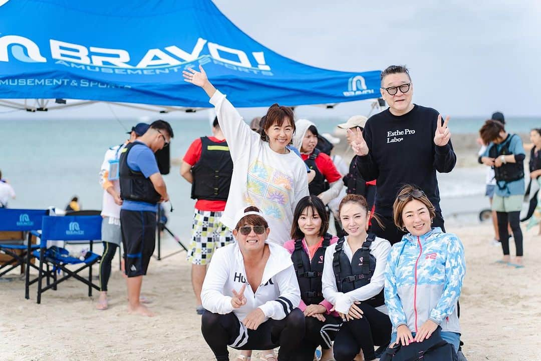 田中律子さんのインスタグラム写真 - (田中律子Instagram)「『CHURAUMI SUPRUN byプロラボ琉球』🌞🏄🌴 @estheprolabo_okinawa  @estheprolabo_official   イベント初日はBRAVOのBIG SUPレース🏄 @bravo_okinawa  BRAVO沖縄スタッフのみなさま、朝早くからありがとうございました🙏  5人1チームで1つのボードに乗って息を合わせて漕ぎます🙌🏼めっちゃ盛り上がりましたー‼️15チーム出場して敗者復活戦もありのトーナメント戦🔥  イベント冠スポンサーのエステプロラボもチームプロラボで参戦🏄安里会長とプロラボ琉球メンバーと頑張りましたー👏🏼  参加したほとんどの人がBIG SUP初体験😂それでもみんな上手に漕いでターンして戻ってこれるBIG SUP最高‼️  CHURAUMI SUPRUN〜BIG SUPレース初代チャンピオンは、チームたけし軍団🏆おめでとう🥇  参加してくれたみなさまありがとうございました🤩🙏 まだまだイベントの模様はアップ続きます‼️  #churaumisuprun  #ちゅらsunビーチ  #豊見城 #bravo  #bigsup  #sup  #estheprolabo  #エステプロラボ #プロラボ琉球」10月23日 14時53分 - ri2kotanaka