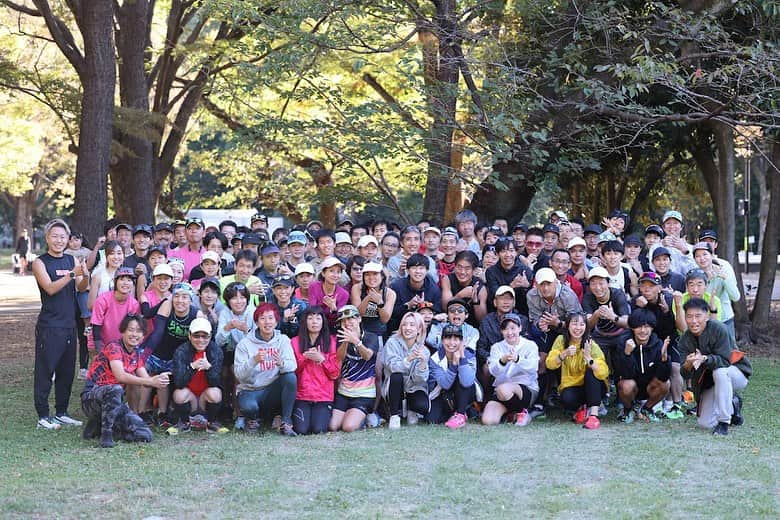 竹本カズキさんのインスタグラム写真 - (竹本カズキInstagram)「『超』距離走イベント #東京35km #tokyo35km  前代未聞の自分のレースペースで35km😂 自分のマラソンレースより緊張した〜😇 皆さんお疲れ様でした♪ 今日参加しようと思ったその決断が大きな一歩になると思います🤝 ちからぁ〜💪👈  色んな分野で活躍している方がペーサーにいる距離走企画です✨ 【#侍ペーサーズ】 @kishiyama1129  @johnny_running_happoshu  @liberty_runing  @jesuis_makarun  @running_to_beer  @maruoseisakujo_bucho  @takamasa.ginmasa supportペーサー @tatsuyano13 @yocoach_0728 @takaddd0227 @sojiro_shimomuraaa   協賛の企業様✨  走った後ゴクゴク飲みたい @mineralgokugoku  ランナー大好き補給食 @maurten_aikawa  練習終わりにリフレッシュ🚿 @sealerdelsol 栄養たっぷり補給 @basefood_tokyo   素敵なお写真ありがとうございます♪ @nicograph  次は12/9です！ 皆さんのご参加お待ちしてます💪👈  #マラソントレーニング #マラソン初心者 #マラソン好きな人と繋がりたい #マラソン好き #マラソンシューズ」10月23日 14時55分 - popline.kazuki