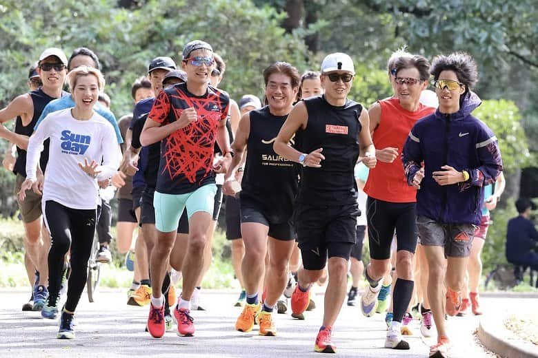 竹本カズキさんのインスタグラム写真 - (竹本カズキInstagram)「『超』距離走イベント #東京35km #tokyo35km  前代未聞の自分のレースペースで35km😂 自分のマラソンレースより緊張した〜😇 皆さんお疲れ様でした♪ 今日参加しようと思ったその決断が大きな一歩になると思います🤝 ちからぁ〜💪👈  色んな分野で活躍している方がペーサーにいる距離走企画です✨ 【#侍ペーサーズ】 @kishiyama1129  @johnny_running_happoshu  @liberty_runing  @jesuis_makarun  @running_to_beer  @maruoseisakujo_bucho  @takamasa.ginmasa supportペーサー @tatsuyano13 @yocoach_0728 @takaddd0227 @sojiro_shimomuraaa   協賛の企業様✨  走った後ゴクゴク飲みたい @mineralgokugoku  ランナー大好き補給食 @maurten_aikawa  練習終わりにリフレッシュ🚿 @sealerdelsol 栄養たっぷり補給 @basefood_tokyo   素敵なお写真ありがとうございます♪ @nicograph  次は12/9です！ 皆さんのご参加お待ちしてます💪👈  #マラソントレーニング #マラソン初心者 #マラソン好きな人と繋がりたい #マラソン好き #マラソンシューズ」10月23日 14時55分 - popline.kazuki