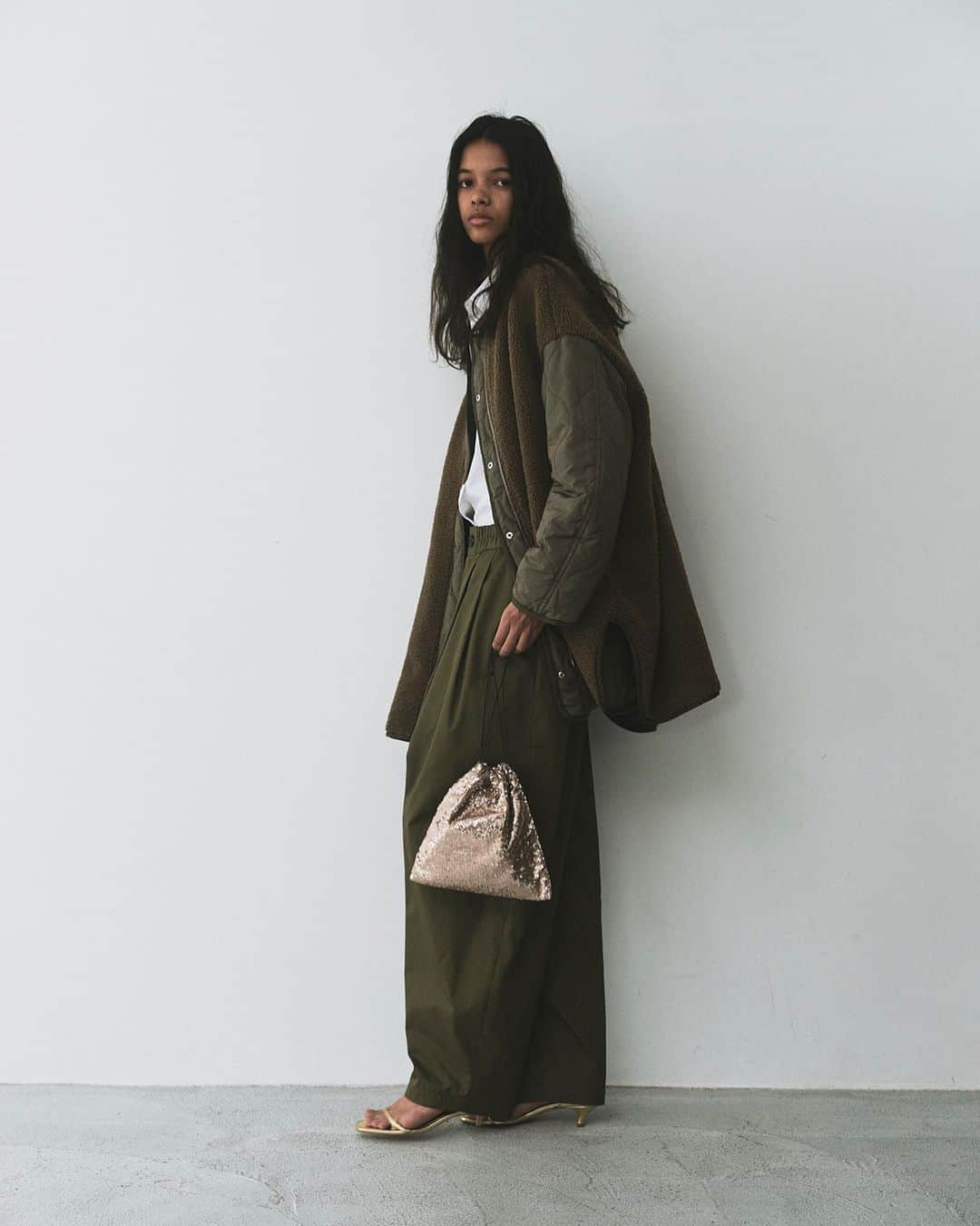 のインスタグラム：「. 中綿リバーシブルブルゾン ¥29,700  ツイルタックボリュームパンツ ¥19,800  スパンコールバッグ ¥14,300  ストラップサンダル ¥20,350  #babylone #2023aw #2023winter」