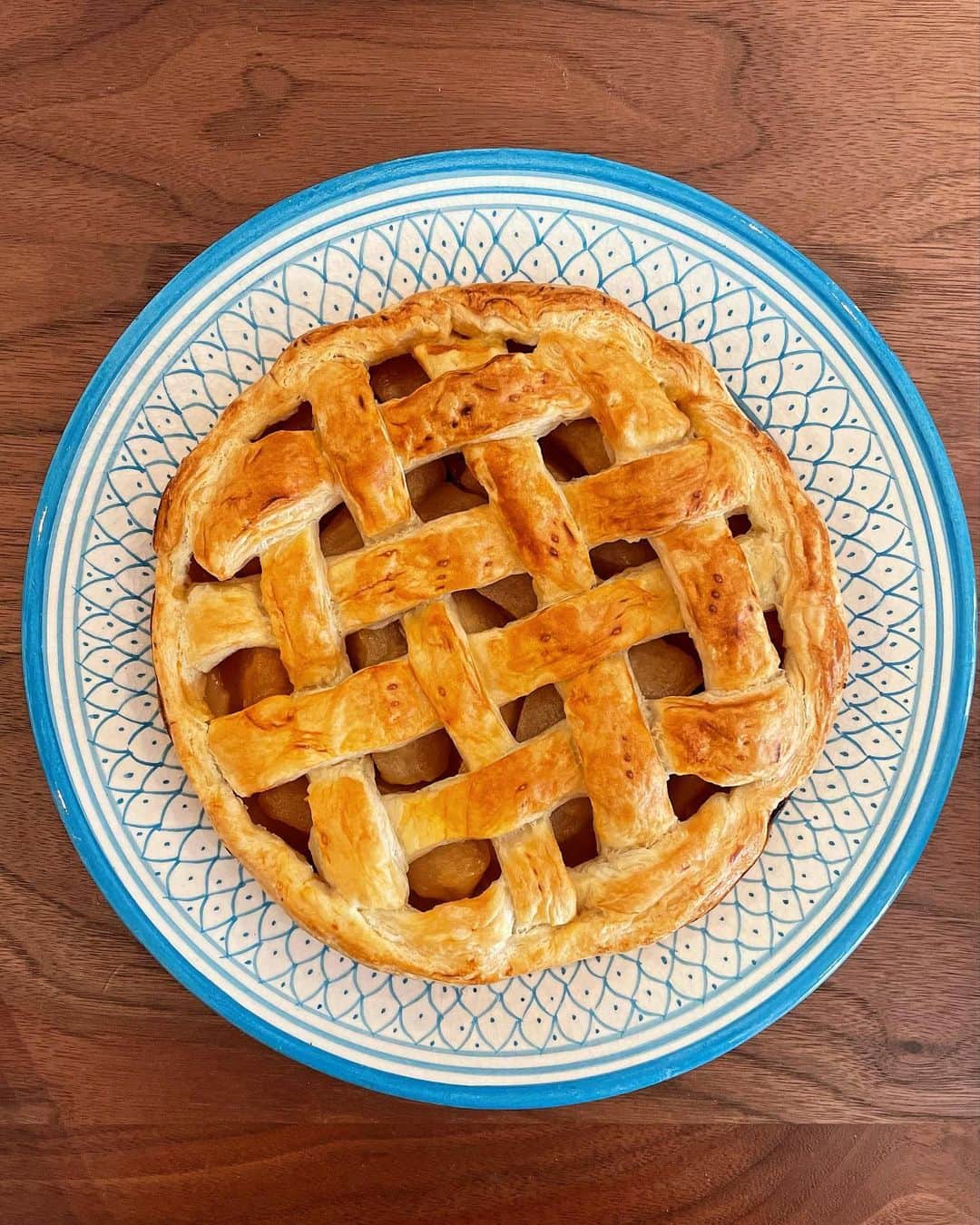 愛可さんのインスタグラム写真 - (愛可Instagram)「・ 夫の誕生日につき、リクエストを受けましてアップルパイを🍎 パイ生地を作るには、時間や気力が足りませんので冷凍のパイシートにて。  りんごを煮るときに、最初にお砂糖と少しのお水だけでカラメルを作って、そこにお湯とりんごとバターを入れてから煮詰めてレモン汁を。　 タルトタタン風のフィリングにしてみました。  とはいえ、我が家の坊やはプリンのカラメルが苦手なので、 カラメルはきつね色程度にしておきましたが、カラメル好きの方は茶色になるまで攻めちゃって下さい。  子供も食べれるように、シナモンもブランデーも入れていないので、レモン汁の爽やかさをアクセントに。 今回は残っていたドライクランベリーを少しだけいれました。  やはり今回も息子君は付け合わせのアイスクリームに ばっちし心を奪われておりましたが、 夫が喜んでくれていたのでヨシ🫡  #アップルパイ　 #愛可ごはん」10月23日 14時56分 - aikick