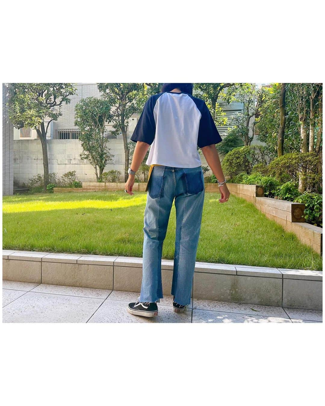 李ヒャンさんのインスタグラム写真 - (李ヒャンInstagram)「Tops/ RAGLAN T(black) Pants/HALF&HALF DENIM PANTS Bag/EPRON BAG(yellow) リメイクデニムバックスタイルも可愛い♡ あー、やっぱりデニムが好き🫶 ポケット付きラグランTは着丈をカットしてできた残布でポケット作ってます。 ラグランに♡の刺繍のアンバランスさがポイント。 展示会で123cmの小学生の女の子もママと兼用で着ると言ってオーダーしてくれました。 たまに友から "HERFEEの服届いたら着る前に娘に持ってかれたー" って言われる事もあるの。 HFRFEEを親子でシェア本当に嬉しいです☺️  *予約特典ありの予約会は本21時までです。  #fashion #style #dailyfashion #casualstyle #remake #herfee #herfee2024ss #herfee_official」10月23日 14時57分 - 73hyang