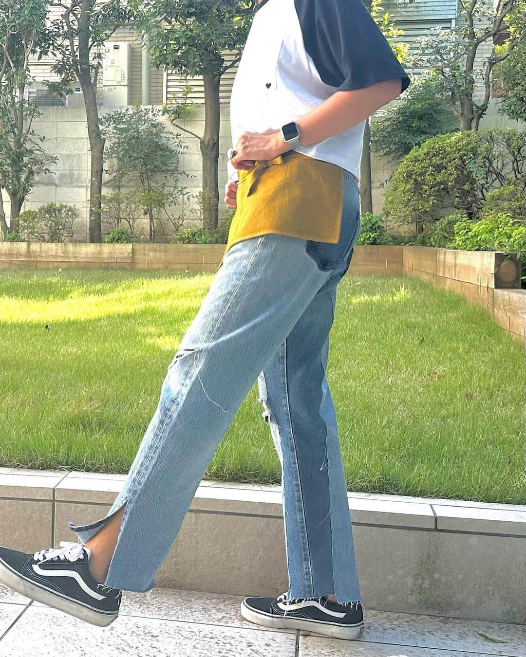 李ヒャンさんのインスタグラム写真 - (李ヒャンInstagram)「Tops/ RAGLAN T(black) Pants/HALF&HALF DENIM PANTS Bag/EPRON BAG(yellow) リメイクデニムバックスタイルも可愛い♡ あー、やっぱりデニムが好き🫶 ポケット付きラグランTは着丈をカットしてできた残布でポケット作ってます。 ラグランに♡の刺繍のアンバランスさがポイント。 展示会で123cmの小学生の女の子もママと兼用で着ると言ってオーダーしてくれました。 たまに友から "HERFEEの服届いたら着る前に娘に持ってかれたー" って言われる事もあるの。 HFRFEEを親子でシェア本当に嬉しいです☺️  *予約特典ありの予約会は本21時までです。  #fashion #style #dailyfashion #casualstyle #remake #herfee #herfee2024ss #herfee_official」10月23日 14時57分 - 73hyang