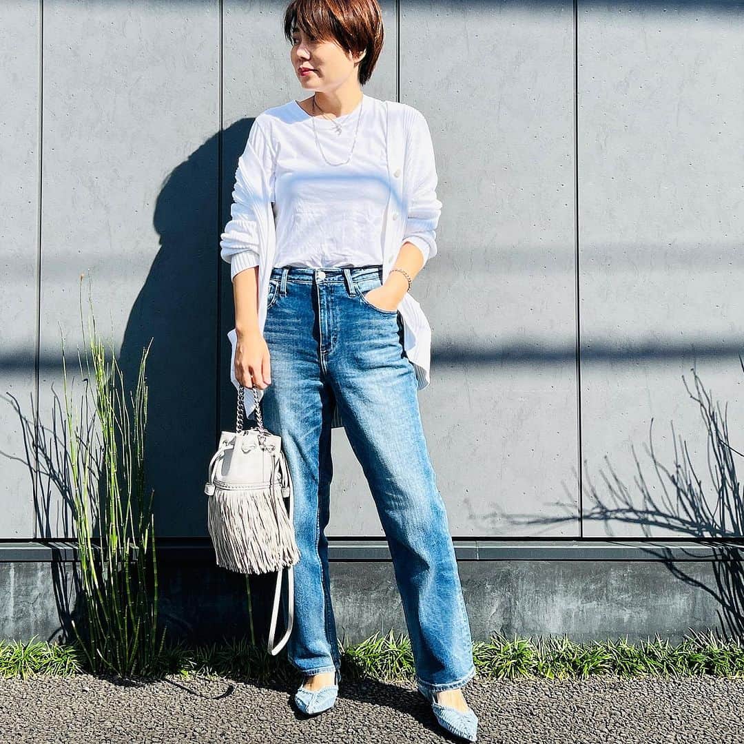 望月律子のインスタグラム：「👖NEW DENIM👖  この感じでストレッチもしっかりきいてる。 スウェットみたいに履けちゃう楽ちんさ🫶 これまた何年も履いちゃう👖だな。 お尻もきれいにみえるしね…これ大事☝️ @healthydenim  シリーズ名はChili Pepper @guestlist___tokyo  #healthydenim  #デニム好き #こんなに柔らかくて美脚 #最近のデニムの進化 #私はサイズ25」