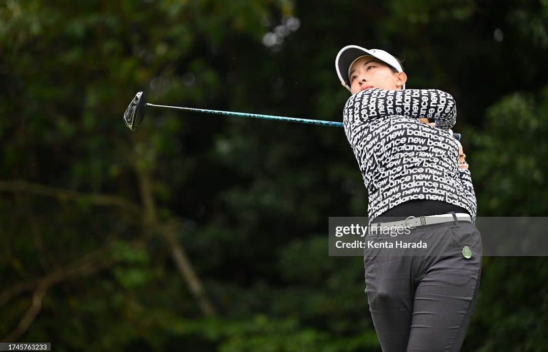 竹山佳林のインスタグラム：「サロンパスレディスオープン⛳️  まさかカイロを出すとは思わなかった🌬️❄️ 長袖を着ると今年ももうすぐ終わりかと寂しくなります🥲 残り試合もわずかですが、笑顔で頑張ります☀️  #golf #jlpga #ステップアップツアー  #サロンパスレディスオープン  #newbalance #newbalancegolf  #長谷工コーポレーション  #pinggolf  #株式会社商美コーポレーション  #株式会社リンクス #リンクスゴルフ  #株式会社achieve #teamachieve #topworksbody  #kasco #ゴルフレーヴ #titleist #palmax #angle磁気ネックレス #ustmamiya #glaux #eonsports #phiten」