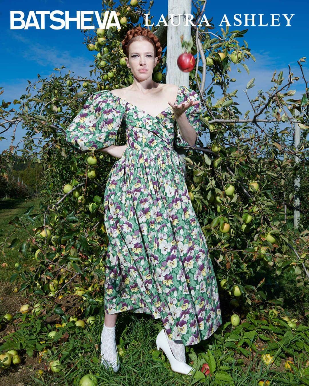 ローラアシュレイのインスタグラム：「BATSHEVA x LAURA ASHLEY:⁣ ⁣ Our fifth collection with New-York based fashion designer Batsheva Hay is here!⁣ ⁣ Introducing a stunning 15-piece collection, adorned with timeless prints from the Laura Ashley archive.  As the days get colder, this limited-edition collection is perfect as we transition into Autum wear.⁣ ⁣ The collection is available to shop on at Batsheva.com ⁣ ⁣ #BatshevaxLauraAshley @batshevadress」