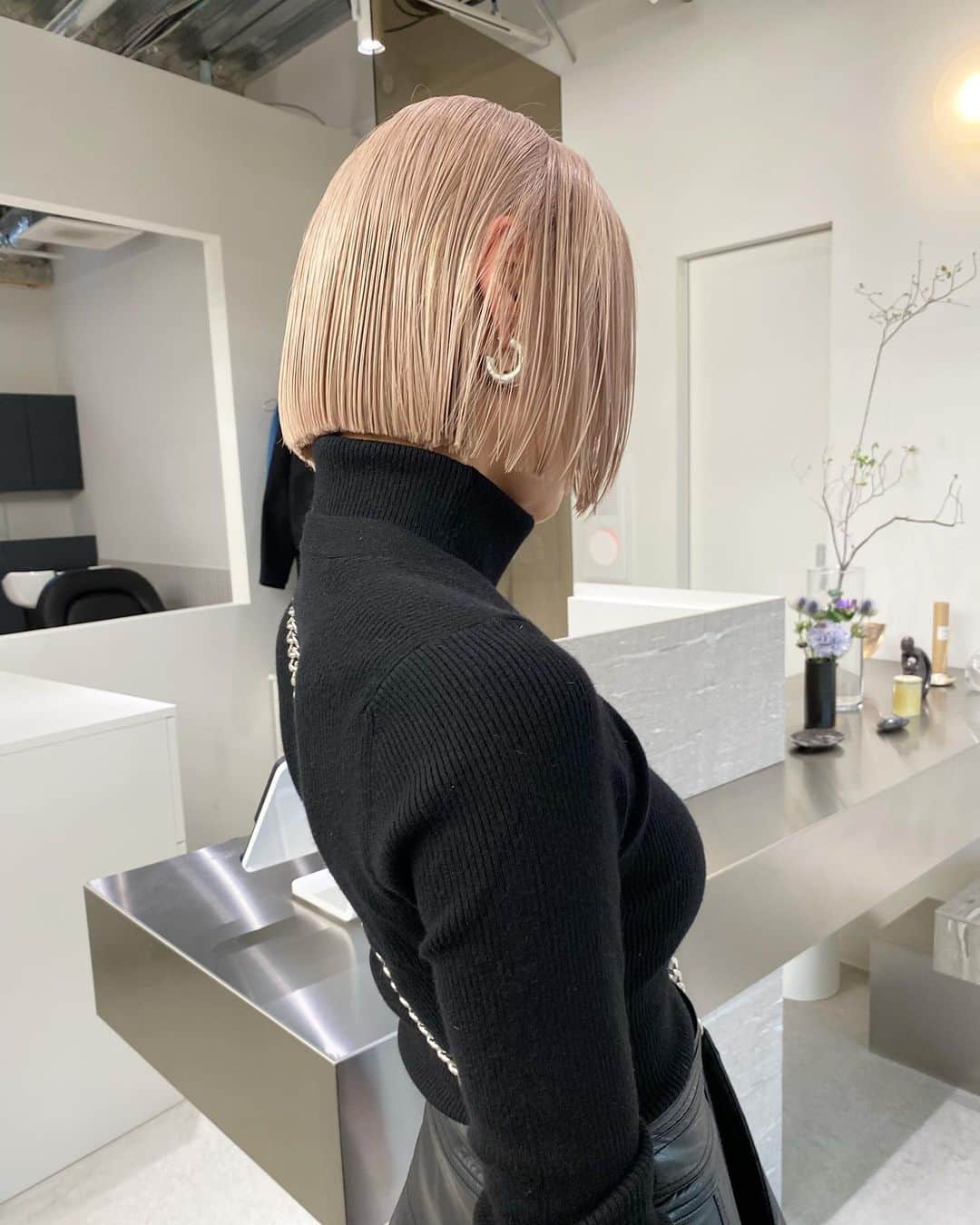 きぬがわひかるのインスタグラム：「〝pink blond〟  クセや膨らみ具合を見つつ綺麗にラインが整うレングスで カットさせていただきます◎  色落ちしても綺麗な状態とブリーチしてもサラサラな質感の髪を作れる意識をしています🙌🏻」