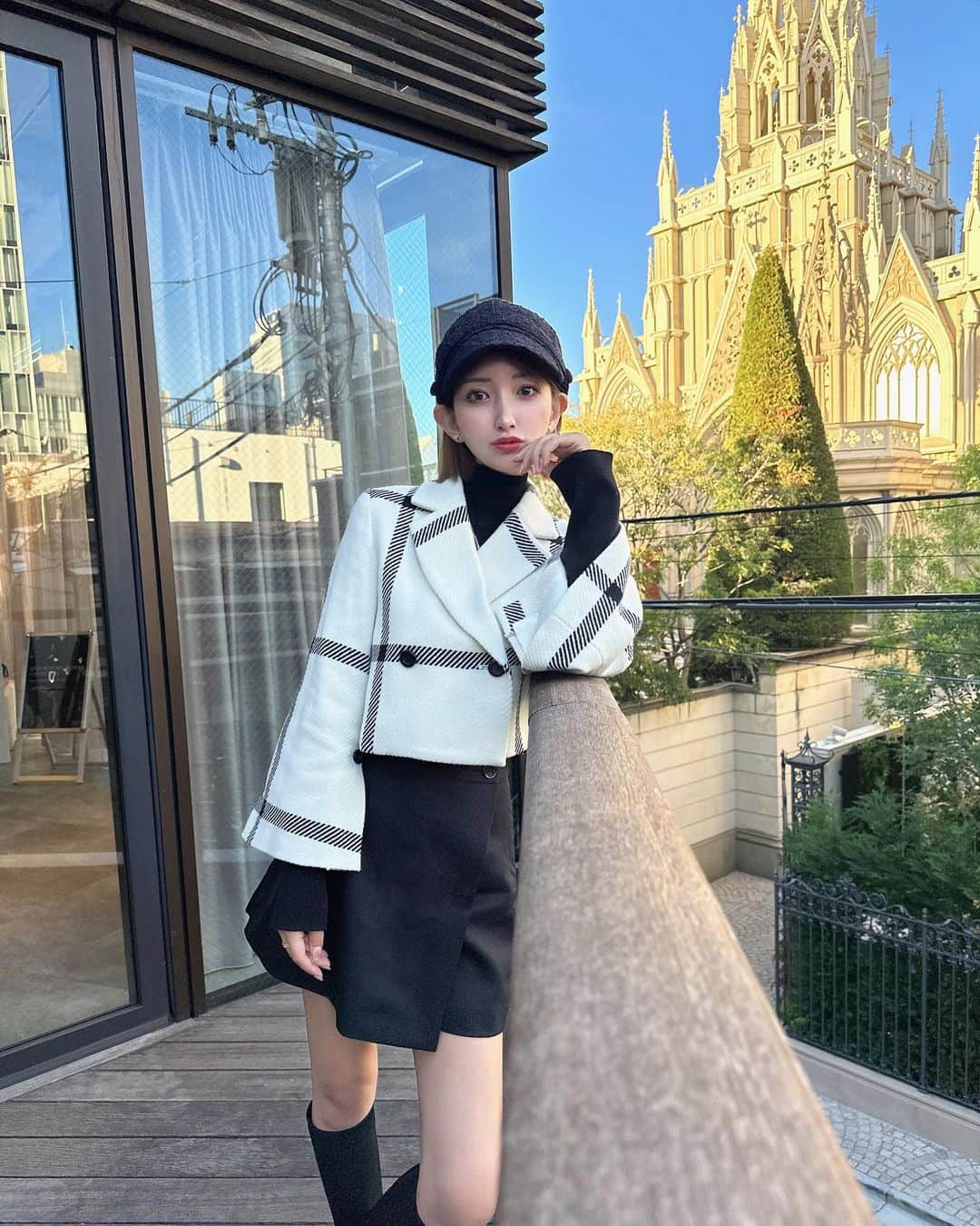 SHIORIのインスタグラム：「🖤🖤🖤 遮光キャスケットの ツイードのBLACK🫶🏻  WEB販売は今週金土あたりを 目指してサイト準備中です🥹🙇‍♂️❣️❣️ 大人キッズともに 黒白の2色展開🥹🥹🥹ドキドキ😭  #キャスケット」
