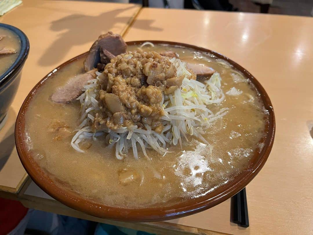 かこのインスタグラム：「ピコピコポンさん🍜 茹で前1000g、野菜アブラマシマシ！美味しすぎた😭😭茹で前増やせば良かったー！！麺がストレートで平らなんやけどめちゃくちゃすすりやすい👀✨わしわし感があるのに喉越しもある！スープも甘めで好きな味🥹✨ 初めて天地返ししたけど美味しいね！！！（今更）いつも焼豚おかずにもやし食べるから😂これから天地返しも視野に入れよう。 #ピコピコポン #二郎系 #二郎系ラーメン #ラーメン #ramen #西早稲田 #高田馬場グルメ #高田馬場 #デカ盛り #大食い #はらぺこツインズ #双子 #먹방 #대식가 #먹팔 #먹팔해요 #먹스타그램 #대식가 #mukbank #大胃王 #モッパン #ความตะกละ  #Gula」