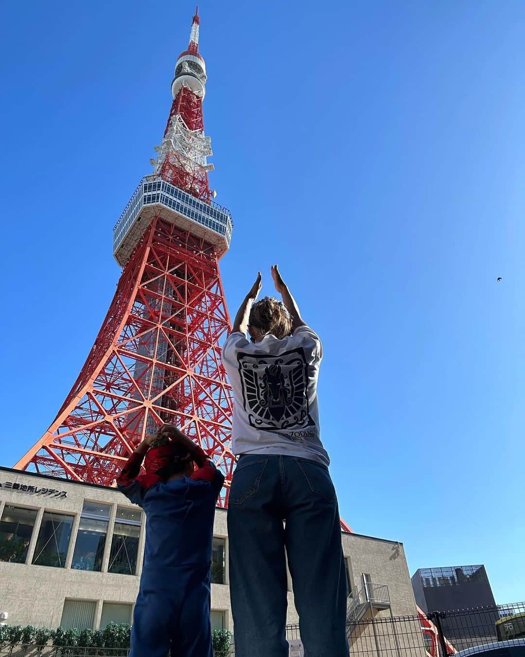 愛川ゆず季さんのインスタグラム写真 - (愛川ゆず季Instagram)「週末は坊っちゃんDAYS👦💕 大好きな 宇宙なんちゃらこてつくんに会いに 東京タワー🗼✨✨  はじめてみる東京タワーに 感動してたのが 可愛かったな👦💕  ベストボディ・ジャパンの規定ポーズを教えたよ🤍  #東京タワー #東京タワー🗼 #宇宙なんちゃらこてつくん #スパイダーマン #ハロウィン　#男の子ママ #週末おでかけ #ベストボディジャパン」10月23日 15時04分 - aikawa_yuzuki