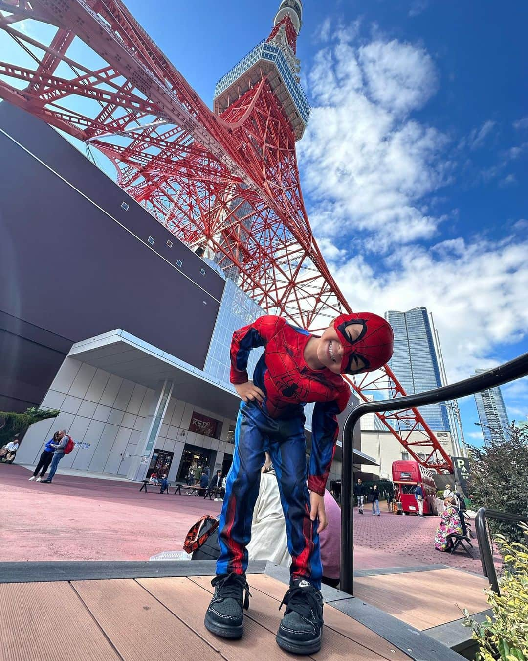 愛川ゆず季のインスタグラム：「週末は坊っちゃんDAYS👦💕 大好きな 宇宙なんちゃらこてつくんに会いに 東京タワー🗼✨✨  はじめてみる東京タワーに 感動してたのが 可愛かったな👦💕  ベストボディ・ジャパンの規定ポーズを教えたよ🤍  #東京タワー #東京タワー🗼 #宇宙なんちゃらこてつくん #スパイダーマン #ハロウィン　#男の子ママ #週末おでかけ #ベストボディジャパン」