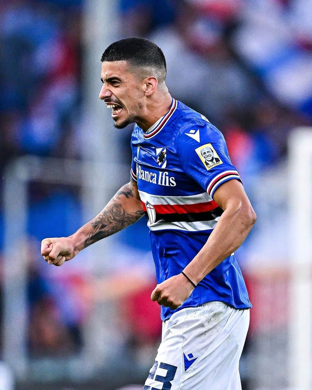 UCサンプドリアのインスタグラム：「Buongiorno 𝒃𝒍𝒖𝒄𝒆𝒓𝒄𝒉𝒊𝒂𝒕𝒊❗️💪🏻  #MondayMotivation  #ForzaDoria 🔵⚪️🔴⚫️⚪️🔵」