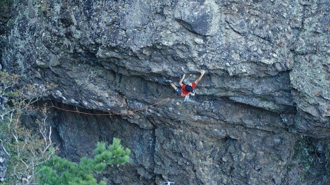 安間佐千さんのインスタグラム写真 - (安間佐千Instagram)「Polaris 5.14b〜c? 8c〜8c+? FA✅  小豆島と小川山を行ったり来たりする今年の夏と秋。礫岩と花崗岩は、開拓者にとって対極に位置すると感じてきた。花崗岩は、その明瞭な形状から開拓者を導く。逆に言えば、開拓者はその導きに身を委ねざるを得ない。それに対して礫岩は開拓者が自由自在に遊び回れる。自由な発想が許される。 その二つの性質を行き来しながらも、僕は礫岩の導きや、花崗岩での自由な発想とは何かを考えてきたように思う。  小豆島新規開拓エリアで初登したPolarisは、岩の導きと、開拓者の自由な発想の二つが合わさった今シーズンの一つの集大成と言える。緩やかに右上するルーフの淵をトラバースする発想は、僕の登攀意欲を駆り立てた。幾つものラインの可能性を捨てることとなるが、そこには礫岩の放つ一筋の光が差し込んでいると感じでいた。  グレードだが、初登後簡単なムーブも発見され、まだ不明。  ルート名は、この地を護る妙見菩薩より。  This summer I have been going back and forth between Shodoshima and Ogawayama. I have felt that conglomerate and granite are the opposite sides of the same coin for pioneers. Granite leads the pioneer because of its distinct shape. Conversely, the pioneer is forced to surrender to its guidance. On the other hand, conglomerate rocks allow the pioneer to play around freely. It allows for free thinking. While going back and forth between the two, I have been thinking about the guidance of conglomerate rock and what it means to think freely in granite.  Polaris, the first ascent in the newly developed area of Shodoshima, is the culmination of this season’s work, combining the guidance of the rock and the free thinking of the pioneers. The idea of traversing the edge of the gently ascending roof to the right was a great inspiration for me to climb. I was throwing away the possibility of several lines, but I felt there was a ray of light in the conglomerate rock.  The grade is still unknown. Some easy moves were discovered after the first ascent.  The name comes from Myoken Bosatsu (Bodhisattva) who protects the area.  Photos by @climb.do @cogworkscoltd @ue_climbing @hibiki_miyazawa   @adidasterrex  @fiveten_official  @petzl_official  @carbongrip  @newhale_japan  @newhale_climbing  #アルテリア  @shodoshima_olive_yh_good_stay  @shodoshimaclimbing  #小豆島クライミング」10月23日 15時16分 - sachiamma