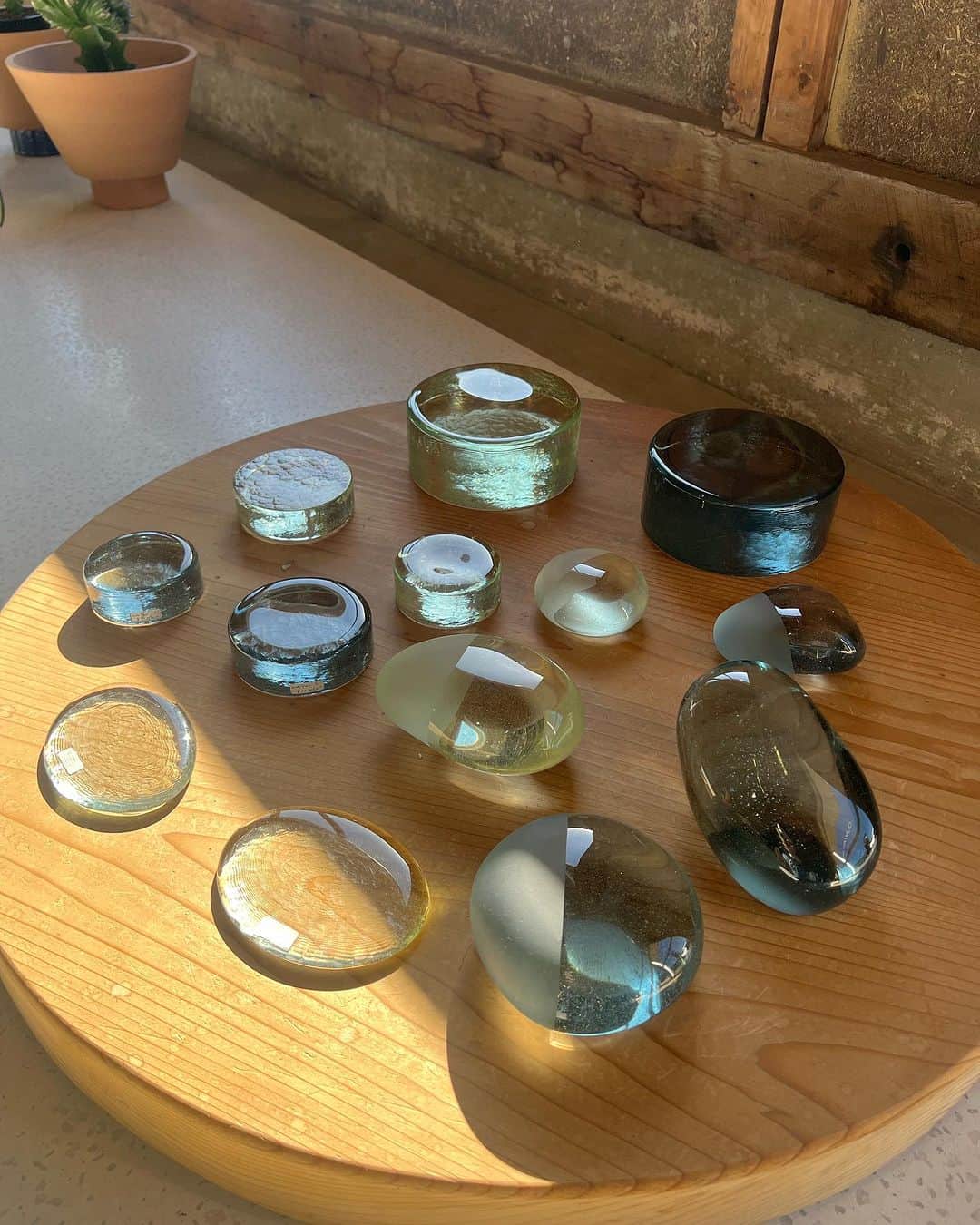 堀江聖夏さんのインスタグラム写真 - (堀江聖夏Instagram)「⌇‎𝑁𝑂𝑇𝐴_𝑆𝐻𝑂𝑃／滋賀県甲賀市𓂃 𓈒 ⁡ 信楽の自然の中に建つ @nota_shop  ⁡ 一気に視界が開けた場所にあり 美術館のように、おしゃれな器や作品が.ᐟ.ᐟ ⁡ リサイクルガラスで製作された作品 が置いてあったり、アートギャラリーや カフェ☕︎もありました。 ⁡ 信楽、とてもすてきな町。　 またゆっくり、うつわを観に来たいなぁ✩♘ ⁡ ________________________________ #滋賀県 #信楽 #信楽町 #器 #作家 #信楽焼 #陶芸 #信楽カフェ」10月23日 15時10分 - mina_horie
