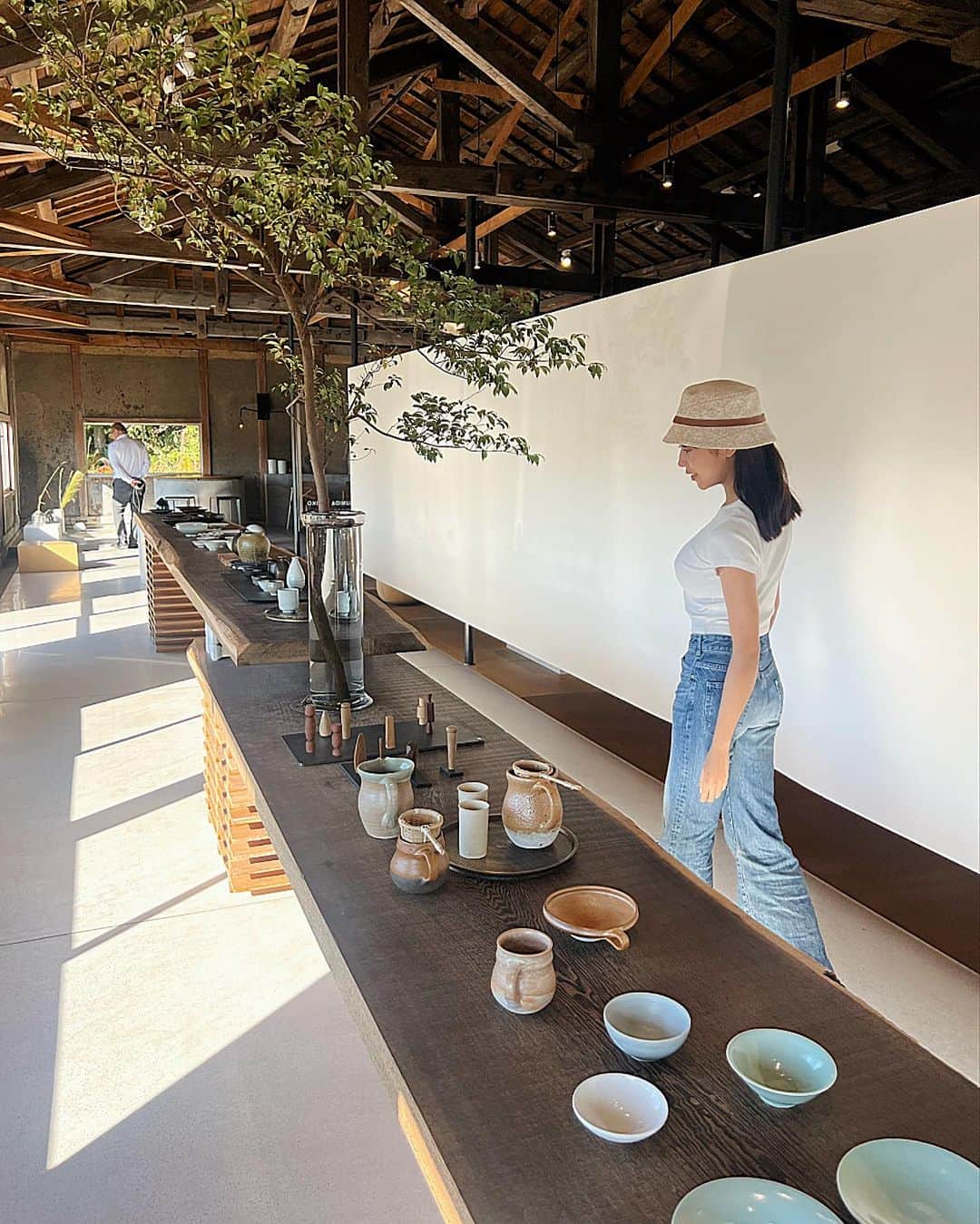 堀江聖夏さんのインスタグラム写真 - (堀江聖夏Instagram)「⌇‎𝑁𝑂𝑇𝐴_𝑆𝐻𝑂𝑃／滋賀県甲賀市𓂃 𓈒 ⁡ 信楽の自然の中に建つ @nota_shop  ⁡ 一気に視界が開けた場所にあり 美術館のように、おしゃれな器や作品が.ᐟ.ᐟ ⁡ リサイクルガラスで製作された作品 が置いてあったり、アートギャラリーや カフェ☕︎もありました。 ⁡ 信楽、とてもすてきな町。　 またゆっくり、うつわを観に来たいなぁ✩♘ ⁡ ________________________________ #滋賀県 #信楽 #信楽町 #器 #作家 #信楽焼 #陶芸 #信楽カフェ」10月23日 15時10分 - mina_horie