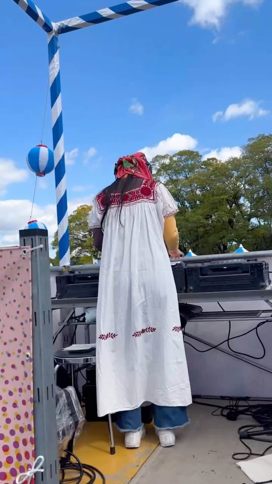 土井コマキのインスタグラム：「「もうすぐ万博開催500日前!EXPO FES」良いお天気で、気持ちよかった。「70年代ファッションで、70年代縛りDJ」というお題も、楽しかったです。衣装考えるの楽しいし、改めて色々振り返って聴いてみて、70年代って、ホントカッコいい曲だらけ。勉強にもなりました。 遊びに来てくださった皆さんも、ありがとうございました。この場所で70年代ファッションで70年代ヒットを大きい音で聴く。感慨深いわ。 #EXPOFES #ミャクミャク  #EXPO2025  #いばらき童子  #fm802」