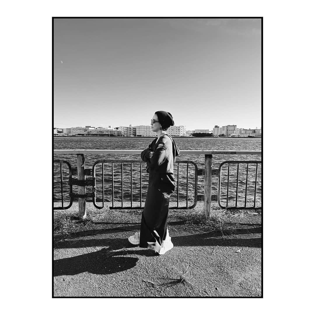 藤田敦子のインスタグラム：「ㅤ 日陰だともう寒い🥶 日向はまだまだ暑いのにね。 このパーカー、寒いと腕通して 暖かいと腕抜けるから今の時期 めちゃくちゃ便利🙌 @papier_formel」