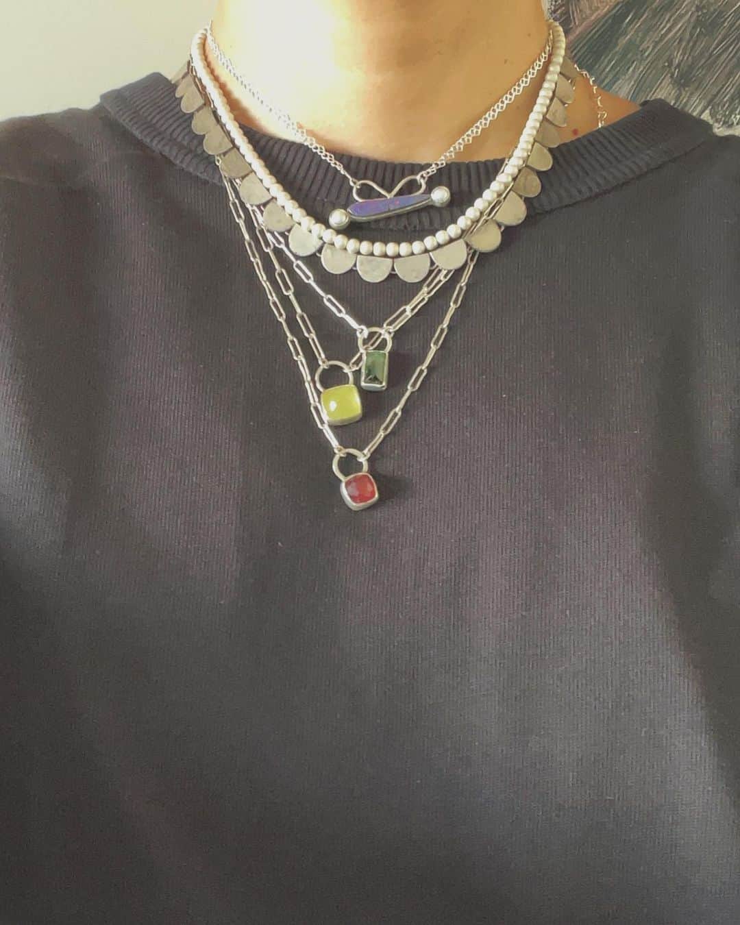 のインスタグラム：「新しい1週間のはじまり。まだ鼻声だけど熱も引いて身体を休めた分のエネルギーが満ちてる感じ…❤️‍🔥 こんな日はそれでも生きていくのネックレスが多めの装いです😚  #工房より #工房  #製作 #製作活動  #製作中  #手工製作  @petiterobenoire_official  #silver950 #silverearrings #シルバーイヤリング #シルバージュエリー  #シルバーアクセ  #ジュエリー好き  #日々の記録 #silverjewelry #silverjewels  #silversmiths #silversmithing #パール #パールネックレス #pearl #pearlnecklace #pearlnecklaces  #トルマリン　#オパール」