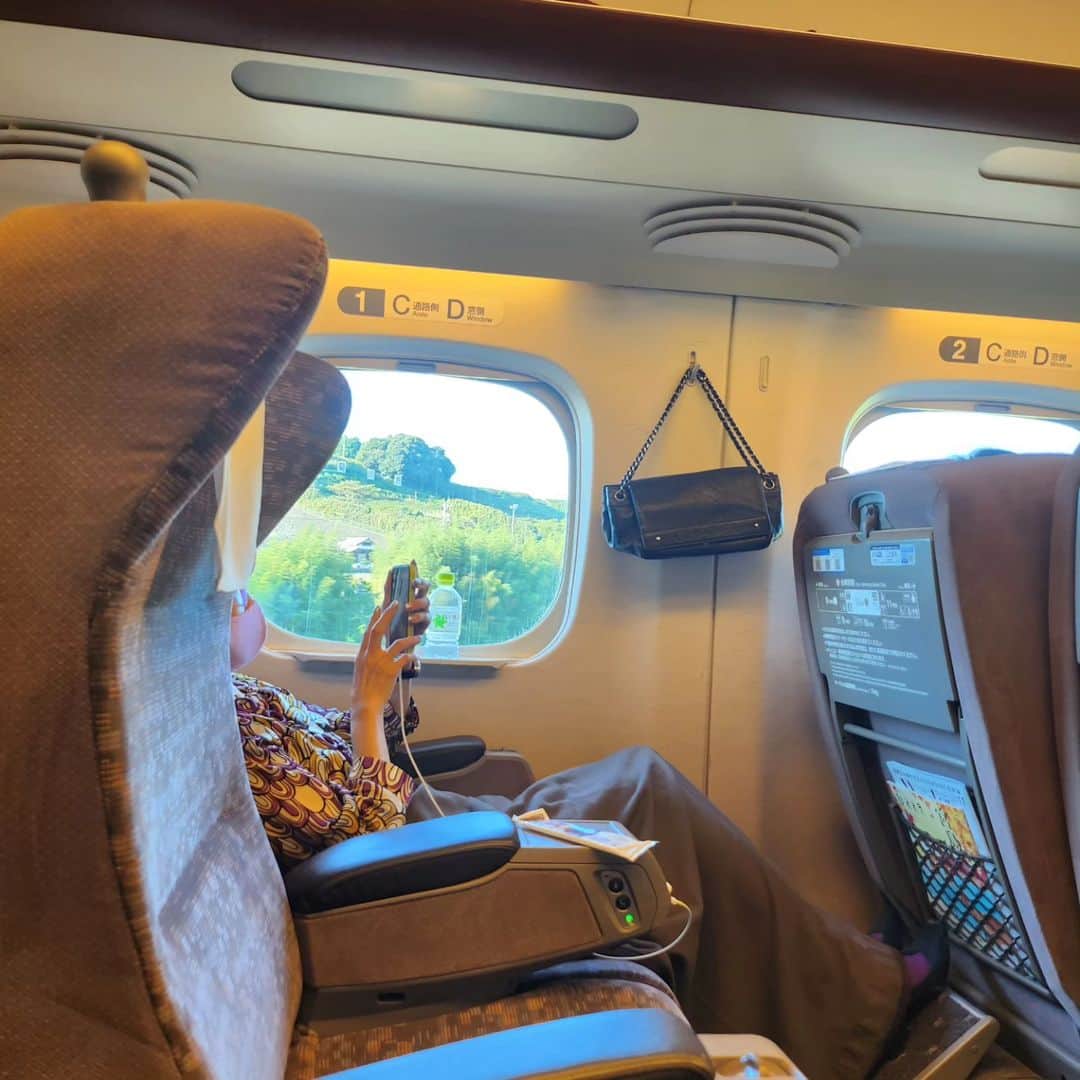 松任谷由実さんのインスタグラム写真 - (松任谷由実Instagram)「名古屋からの帰り日。 火災による運転見合わせにより、だいぶ遅れて新幹線に乗りました。  「旅だねぇ。」と、ユーミン。  もう少し、旅は続きます。 マネージャーK子」10月23日 15時13分 - yuming_official