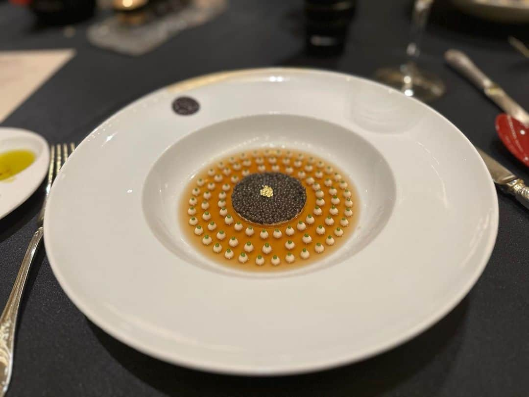 K͎A͎R͎E͎N͎のインスタグラム：「🍽️ ᴊᴏᴇʟʀᴏʙᴜᴄʜᴏɴ   #joelrobuchon #robuchon #robuchon_tokyo #ジョエルロブション #ロブション」