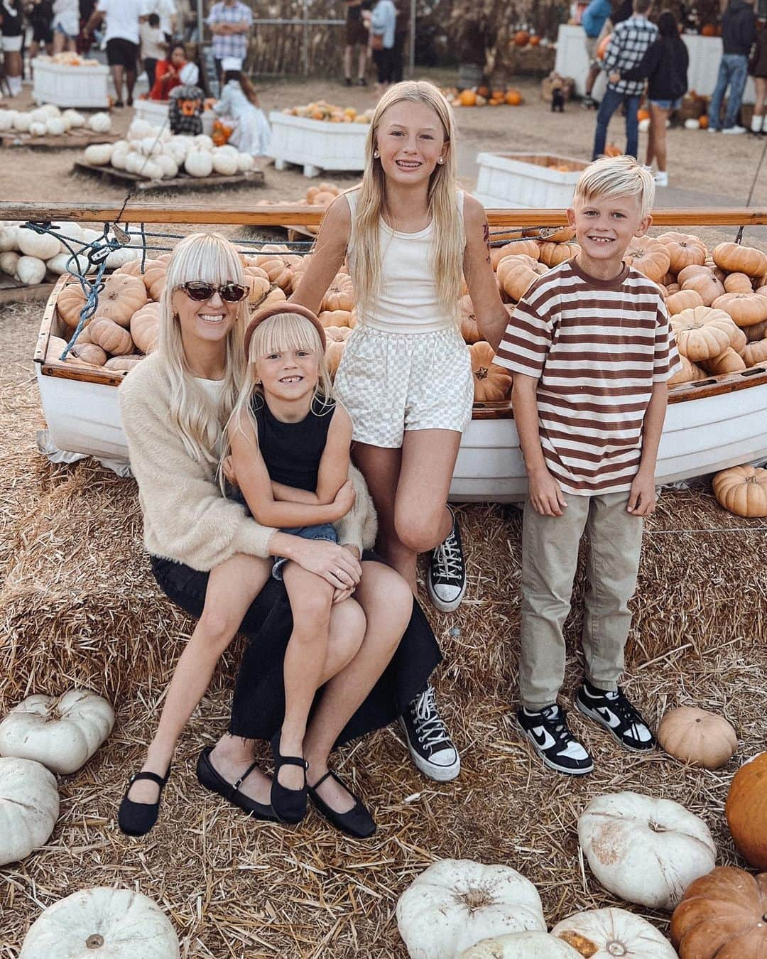 ケリー・マレーさんのインスタグラム写真 - (ケリー・マレーInstagram)「I’ve posted like 10 times all year but here i am with 2 in one day because i love a good pumpkin patch…+ all of these people 🫶🏻」10月23日 15時14分 - kelli_murray