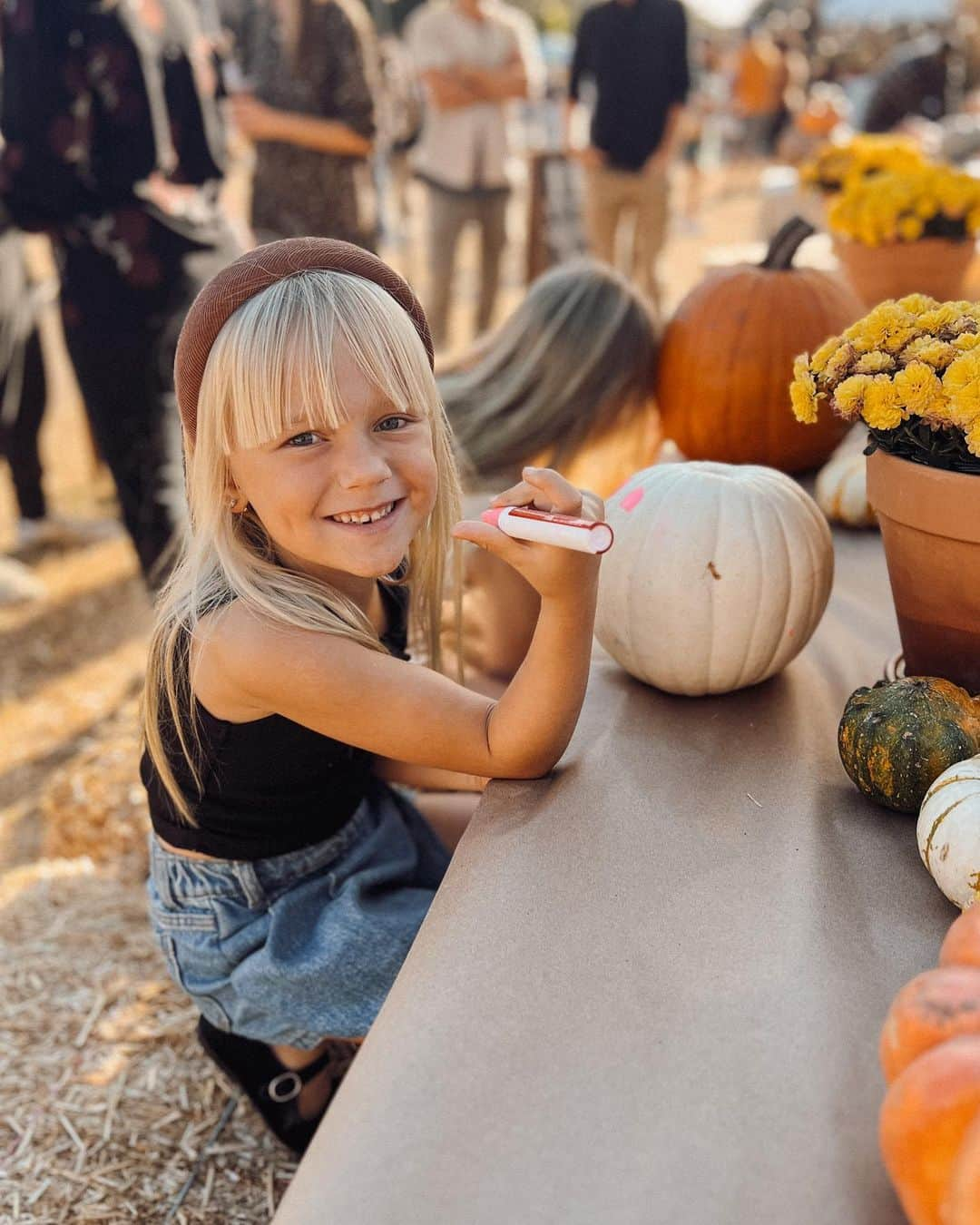 ケリー・マレーさんのインスタグラム写真 - (ケリー・マレーInstagram)「I’ve posted like 10 times all year but here i am with 2 in one day because i love a good pumpkin patch…+ all of these people 🫶🏻」10月23日 15時14分 - kelli_murray