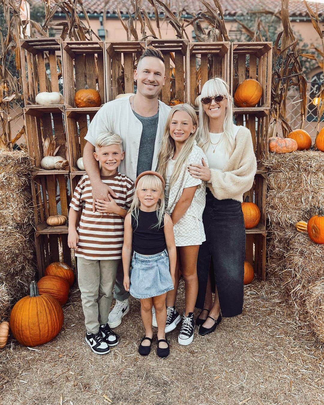 ケリー・マレーのインスタグラム：「I’ve posted like 10 times all year but here i am with 2 in one day because i love a good pumpkin patch…+ all of these people 🫶🏻」
