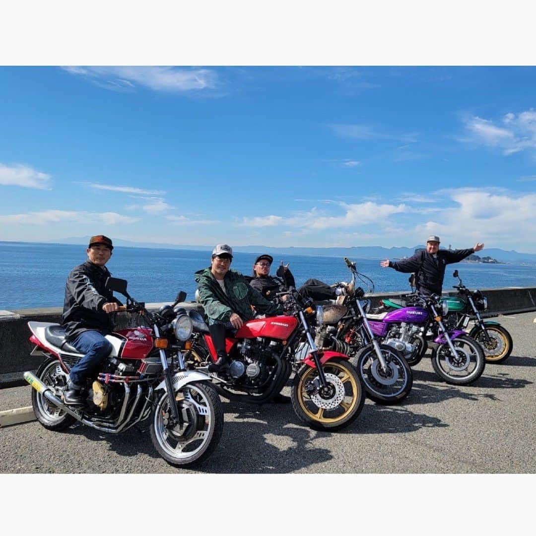 佐田正樹のインスタグラム：「走るにはちょうどいい季節‼︎  宇野君レンタルバイクで来た‼︎  俺が乗ったら緑レンジャー案件‼︎  風が気持ちよくて最高ツーリング日和‼︎  自然って落ちてるからw」