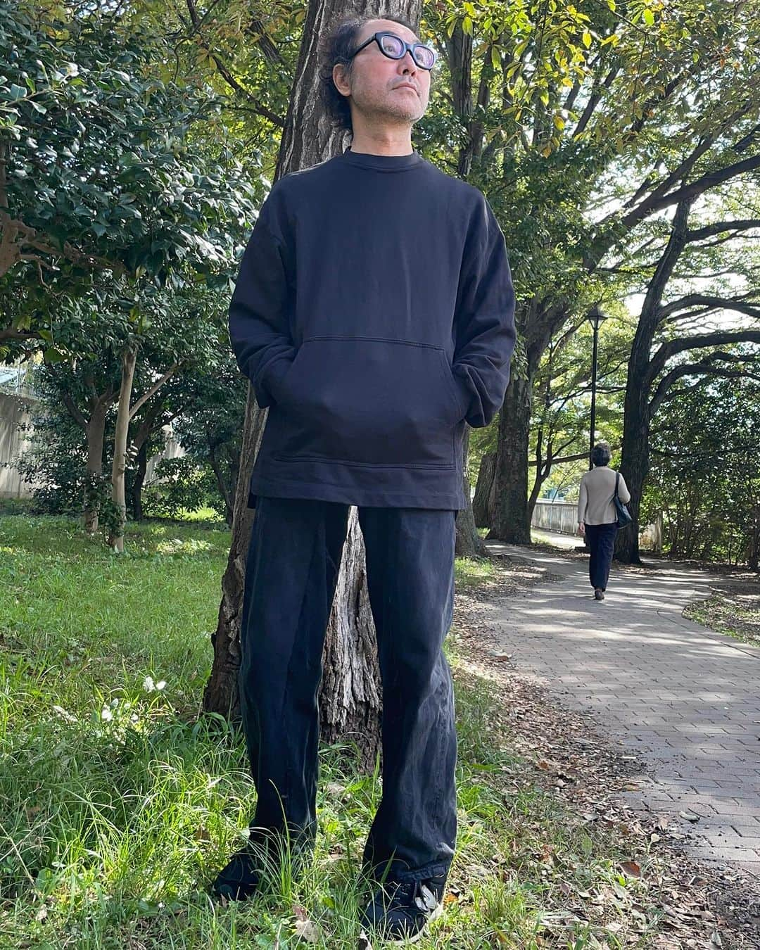 北原徹さんのインスタグラム写真 - (北原徹Instagram)「今日の撮影スタイル。 Sweat shirt #drisvannoten このスウェット、パーカではないのにポケットがあるのが面白くて、友人と物々交換しました。 Pants #oldpark  Shoes #newblance #996  #今日のコーディネート @oldpark_oldparkeast」10月23日 15時17分 - torukitahara