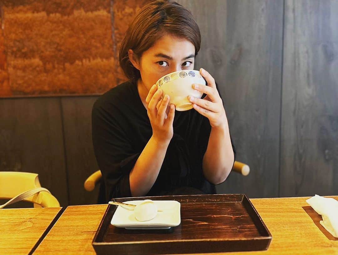 福原美穂のインスタグラム：「どこみとんねん！ ですが。  今日は打ち合わせ二本！ 抹茶飲みながらいい話ができました。 なんだかな。 色々考えることがあるな。 今の自分を全然想像してなかったあの頃。 いろいろな刺激を与えてくれる先輩に感謝です。  #お茶　#コーヒーより渋いカフェイン　って　#ua さんの曲！😆  丸の内！」
