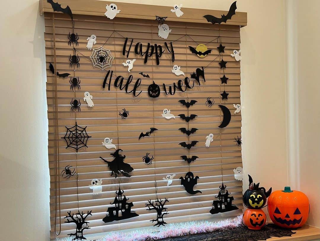 石川梨華のインスタグラム：「ハロウィンパーティー🎃  今年も我が家でやりました✨ 飾り付けも2023バージョン🖤  おもてなし料理👩‍🍳 ガーリックトースト ローストビーフ シーフードペンネグラタン ポテト(形崩れちゃった🥹味は美味でした) タコサラダ  ワイワイと楽しかったし、みんな沢山食べてくれて 朝から張り切って作った甲斐がありました😆✌️  #石川梨華 #モーニング娘og #リアル梨華 #二児の母 #年子やんちゃボーイズ #ハロウィンパーティー #チャーミークッキング」